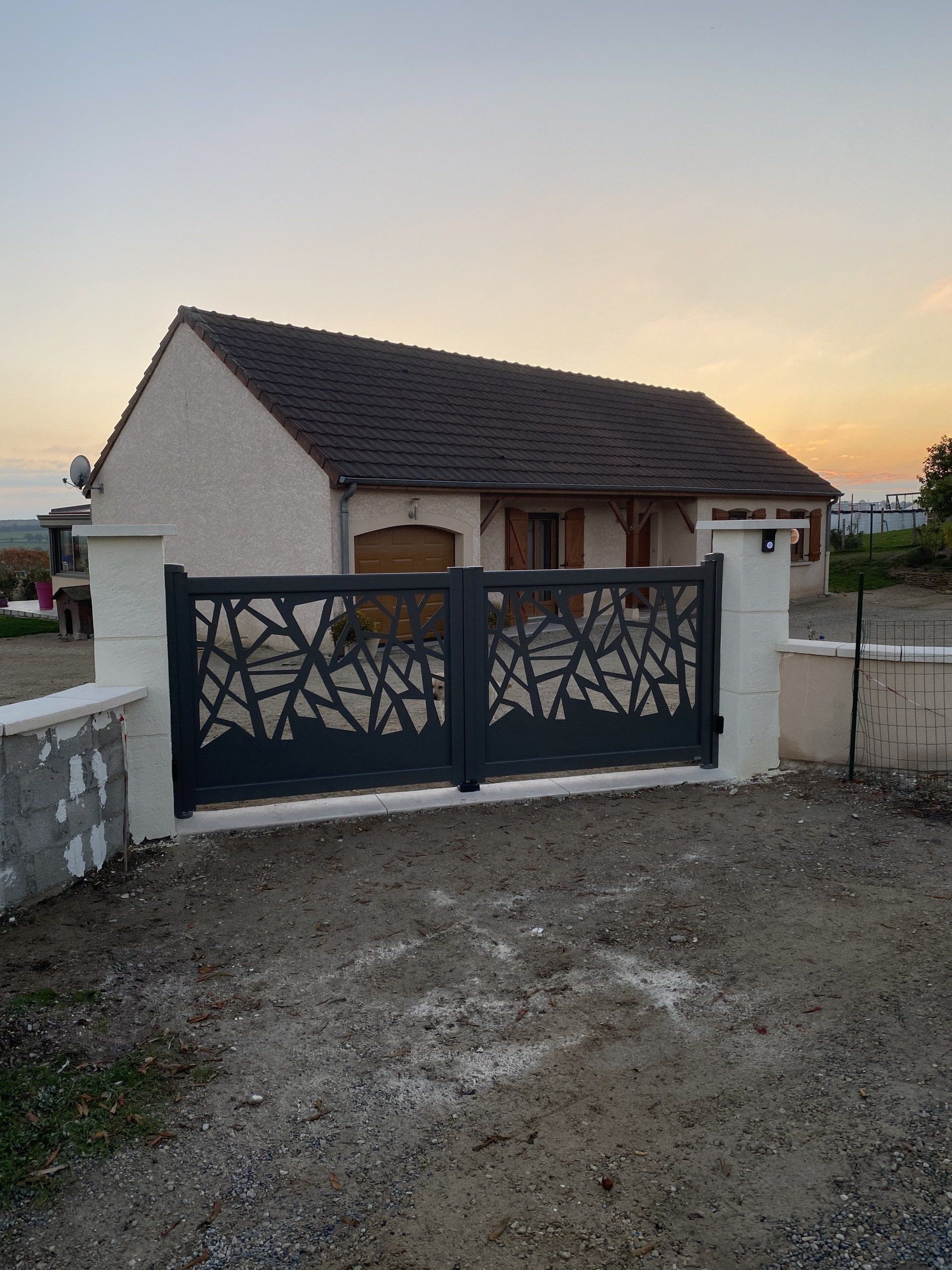 Portail d'entrée décoré motorisé 