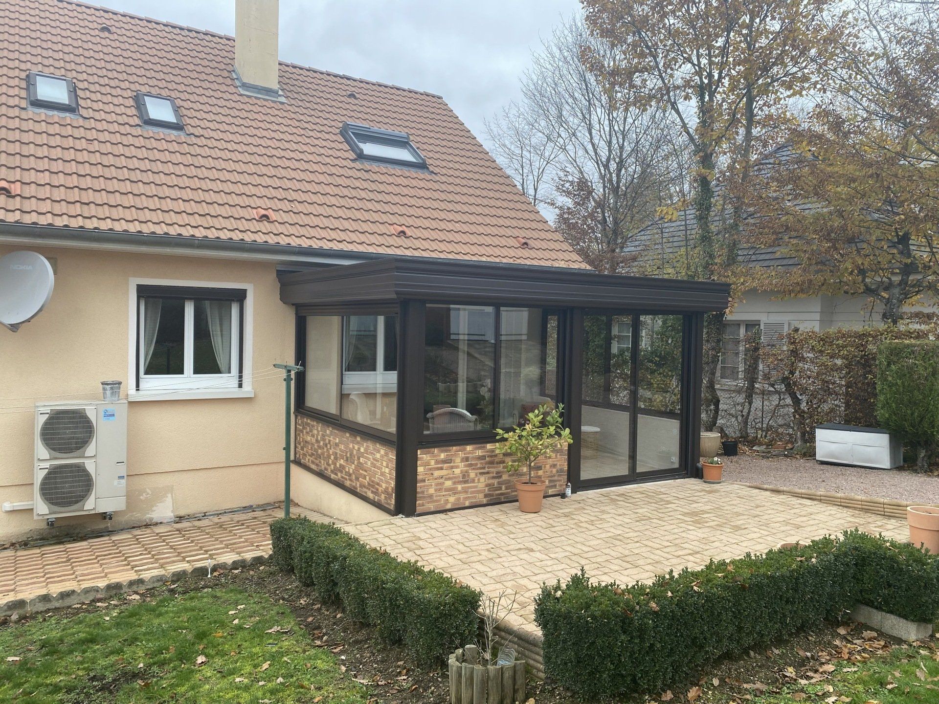 Vue de l'extérieur sur une véranda