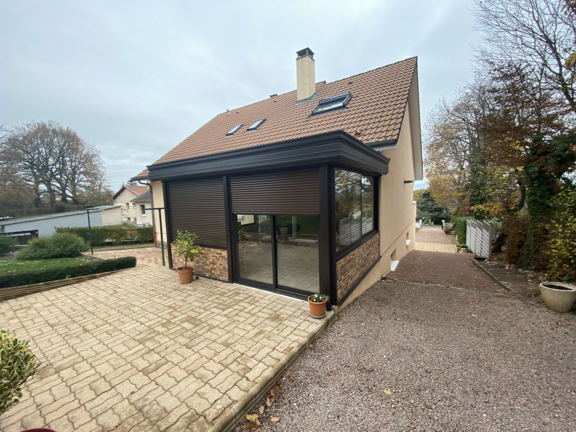 Véranda avec stores roulants extérieurs