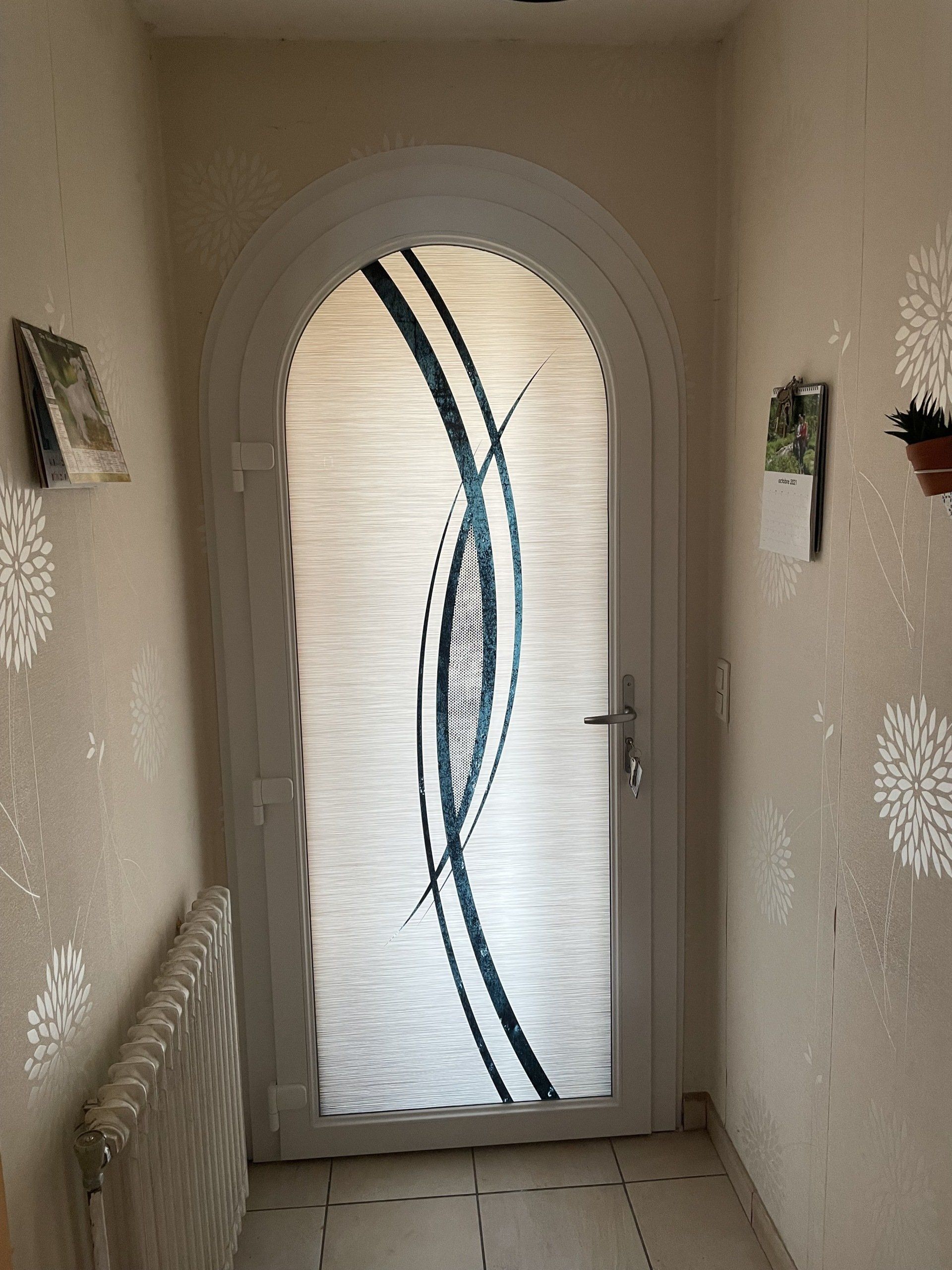 Vue intérieure sur une porte d'entrée à vitre pleine