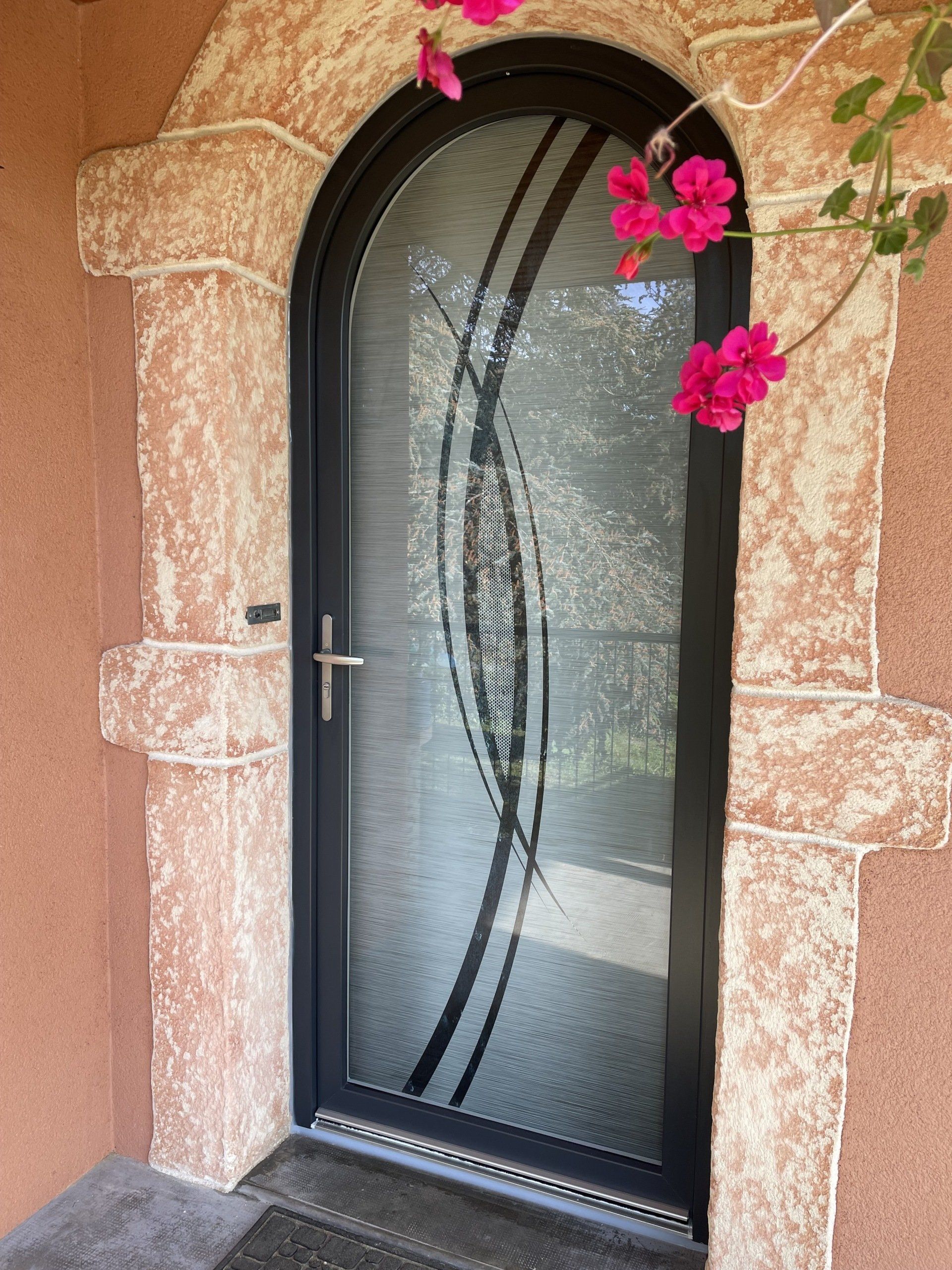 Vue extérieure sur une porte d'entrée à vitre pleine