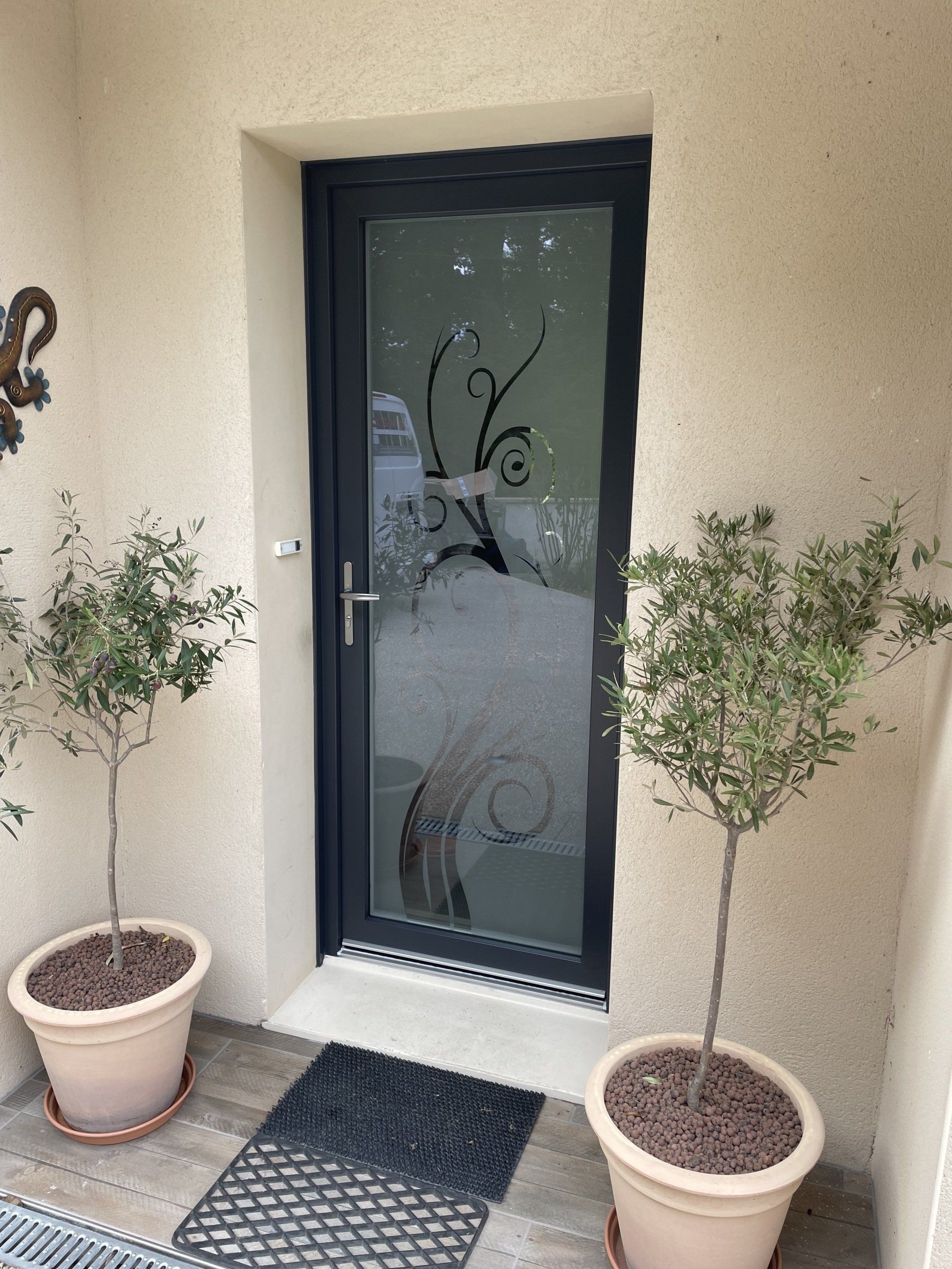 Vue intérieure sur une porte d'entrée vitrée avec dessin