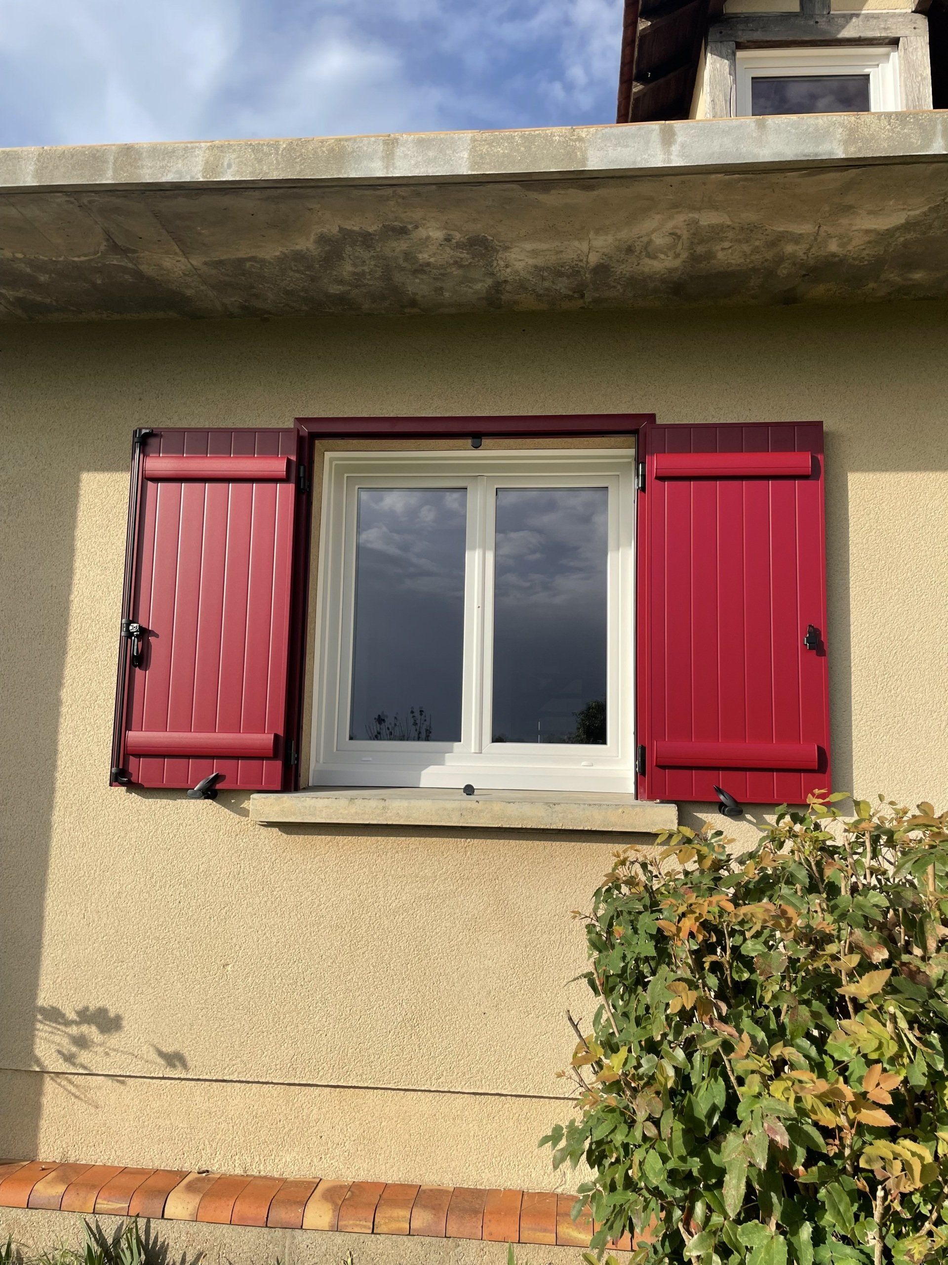 Fenêtre avec volets à battants rouges