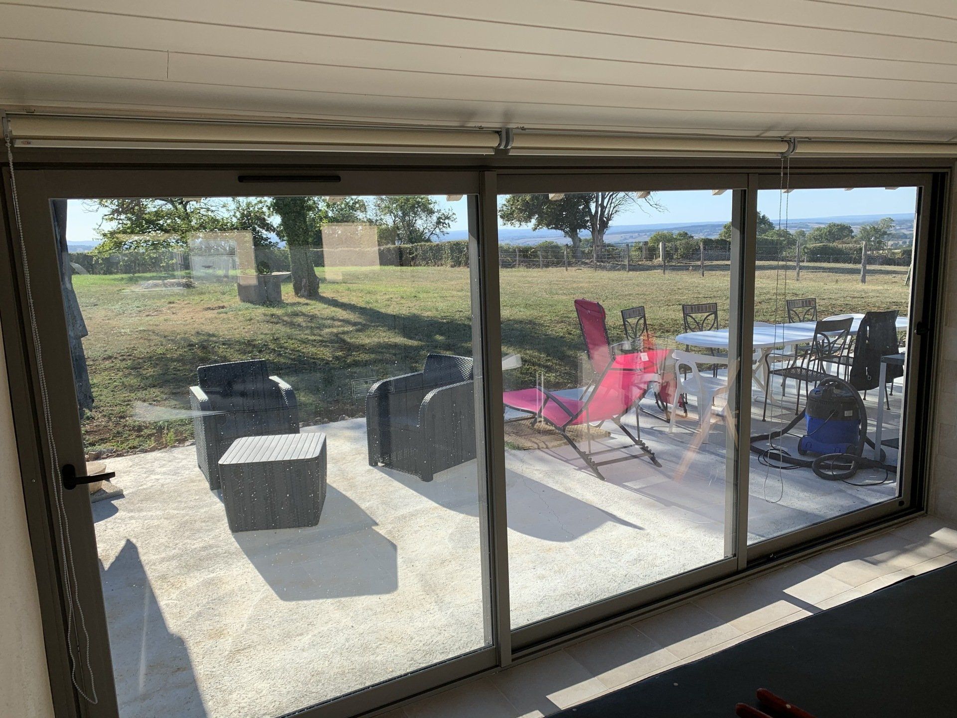 Stores sur une baie vitrée