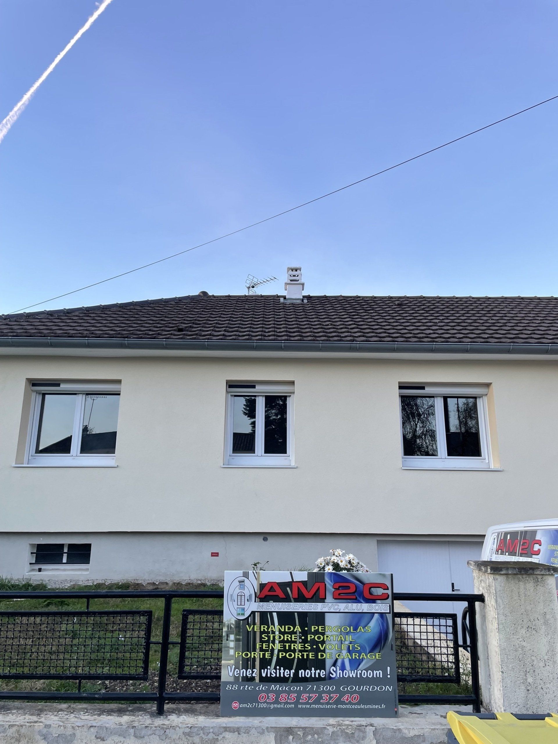 Stores mécaniques extérieurs posés sur des fenêtres