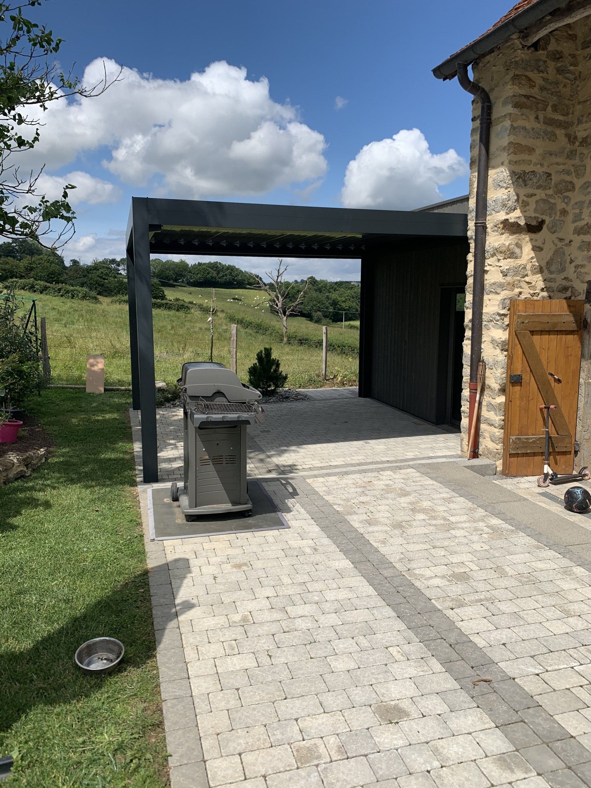 Vue sur une pergola en extérieur
