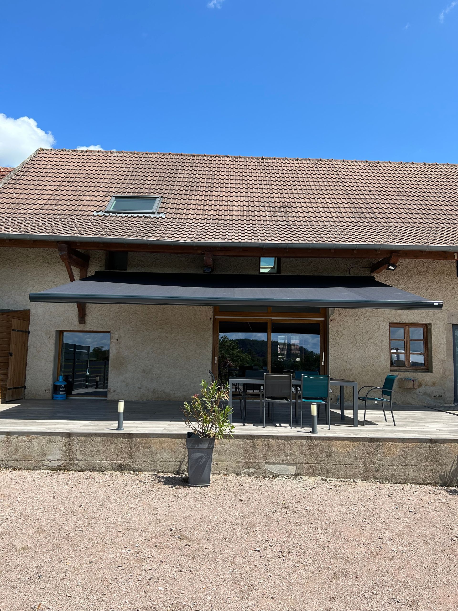 Store banne qui abrite une terrasse
