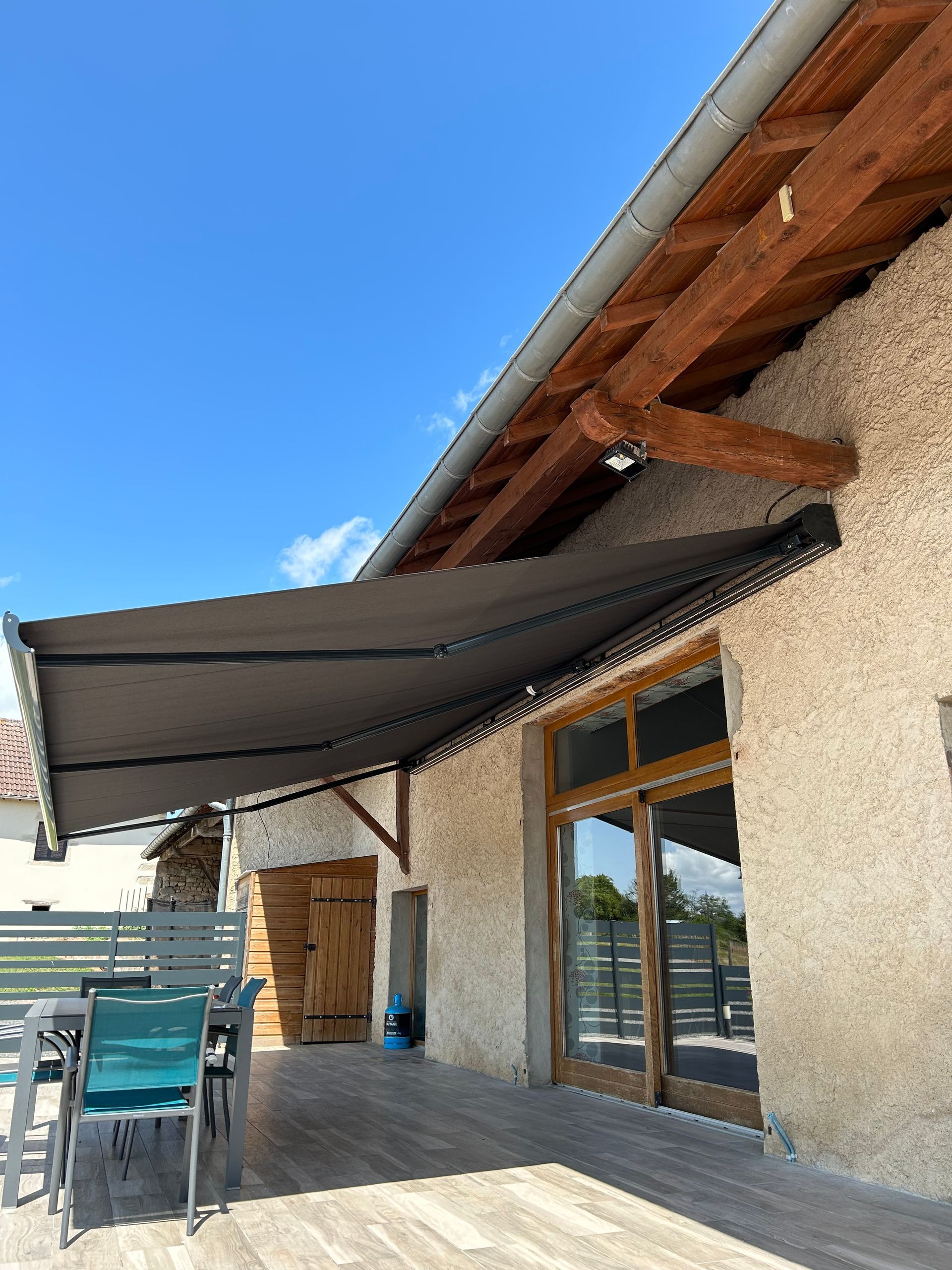 Store banne déroulé devant une maison