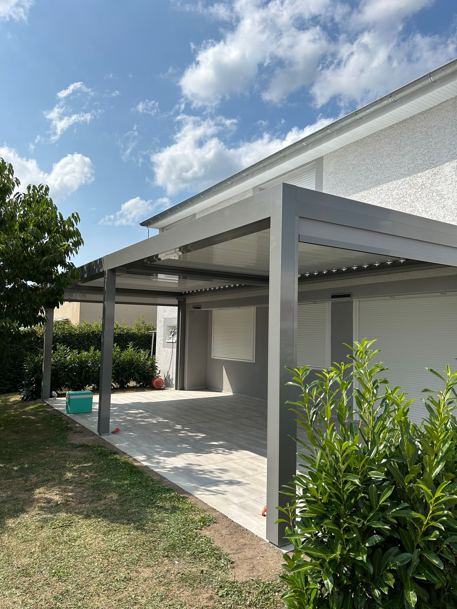 Vue sur l'extérieur d'une pergola à panneaux fermés