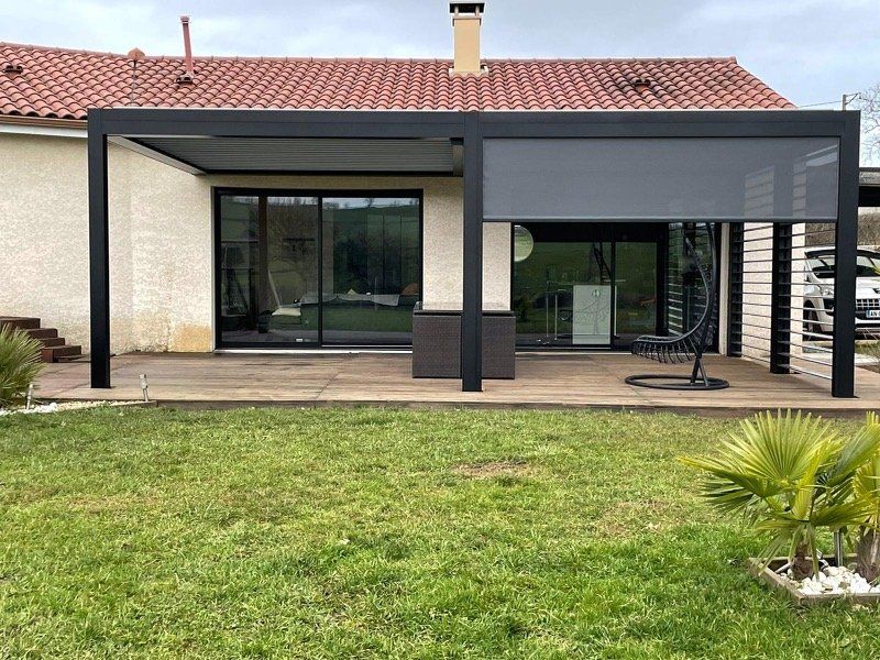 Pergola avec store roulant semi-fermé