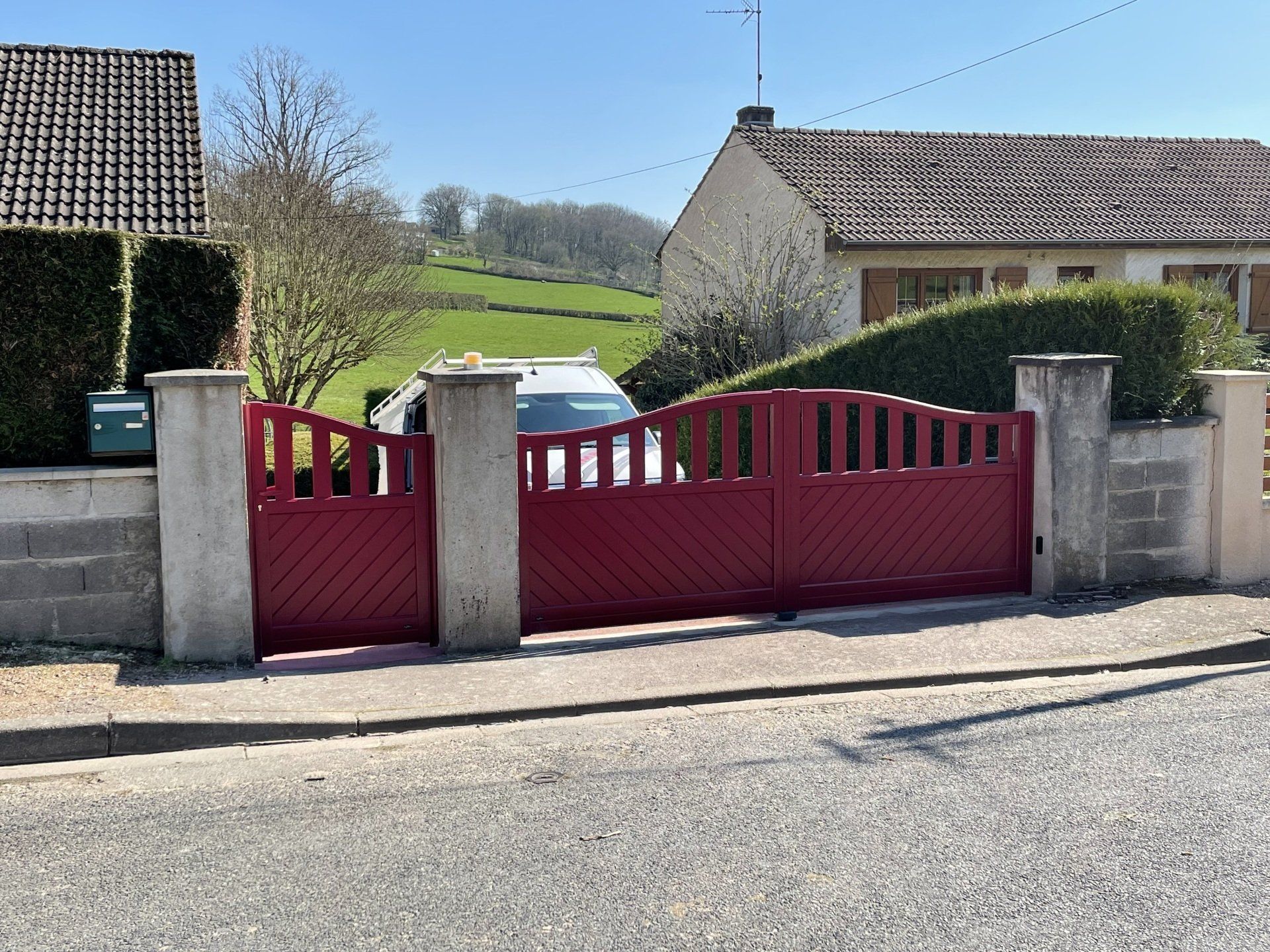 Portail et portillon rouge
