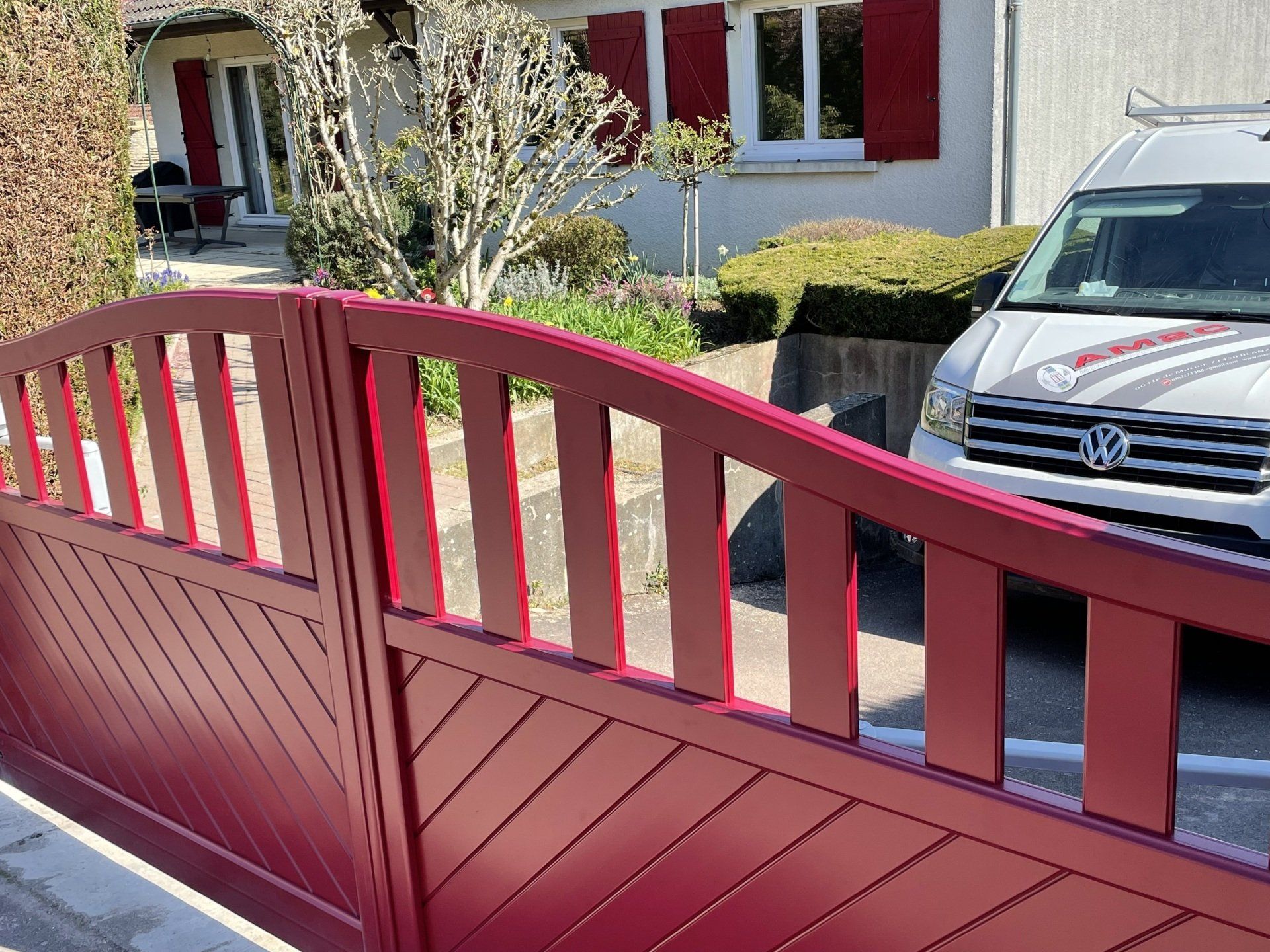 Portail à battant rouge