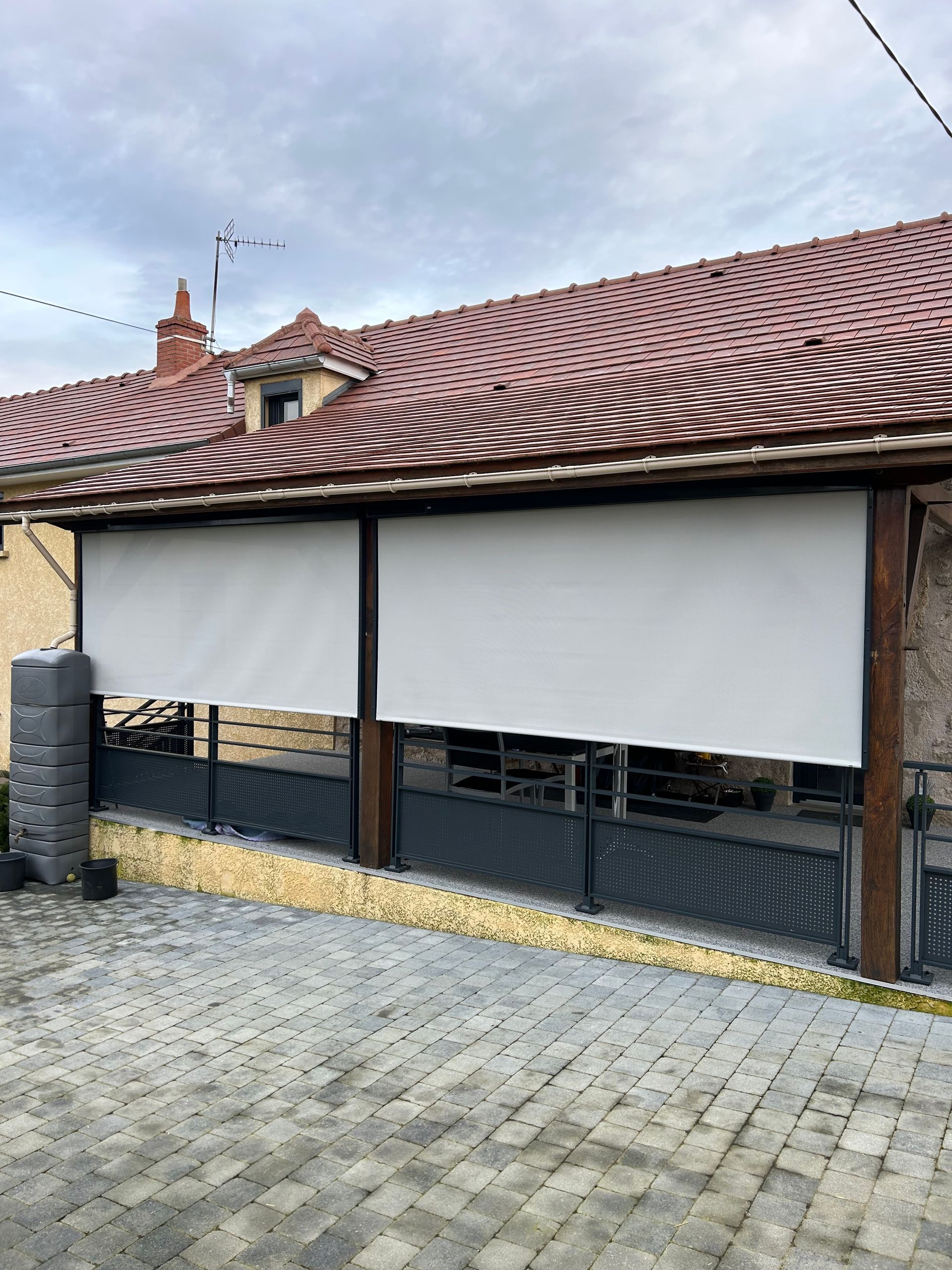 Stores roulants blancs baissés