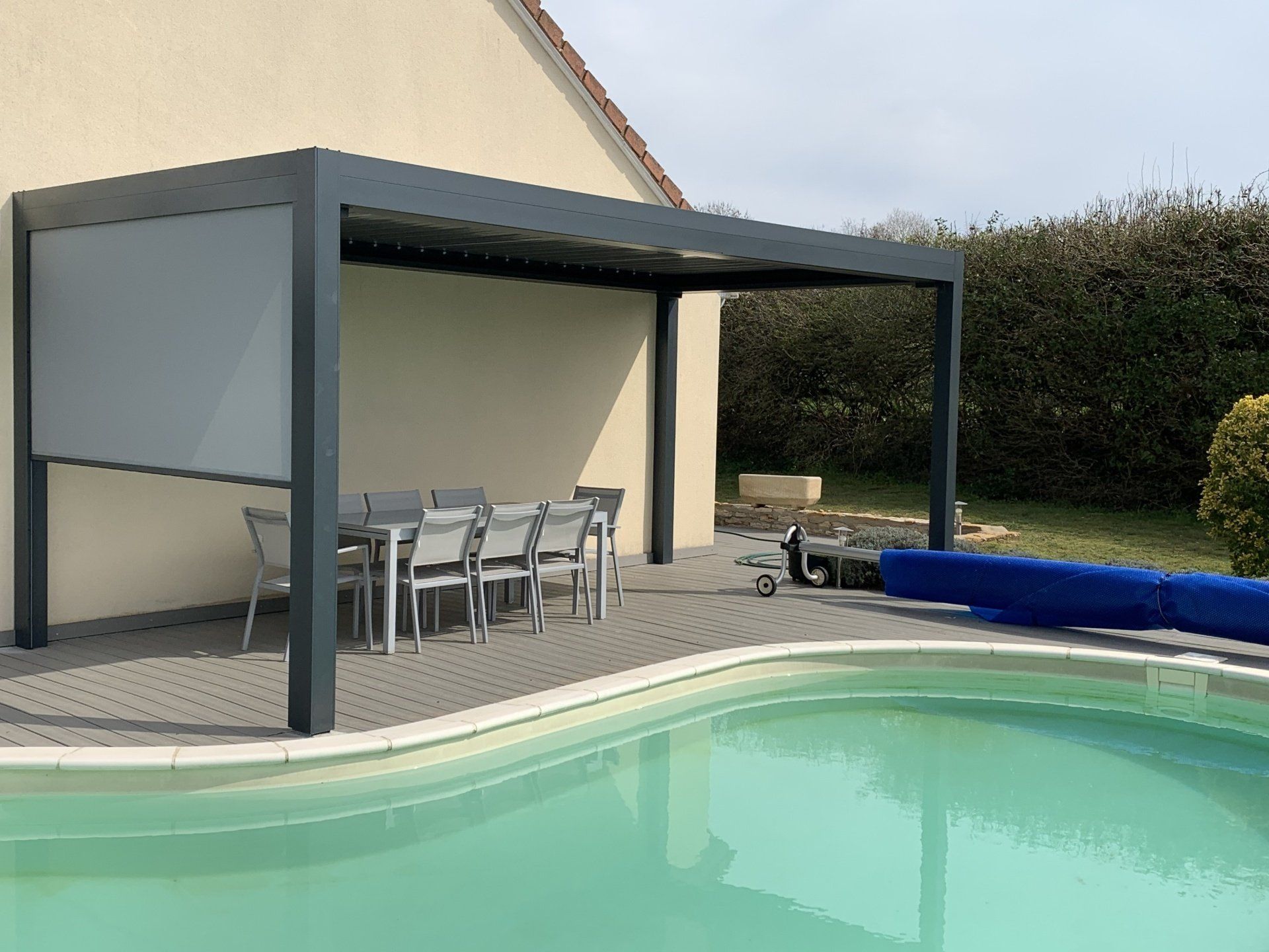 Pergola en face d'une piscine