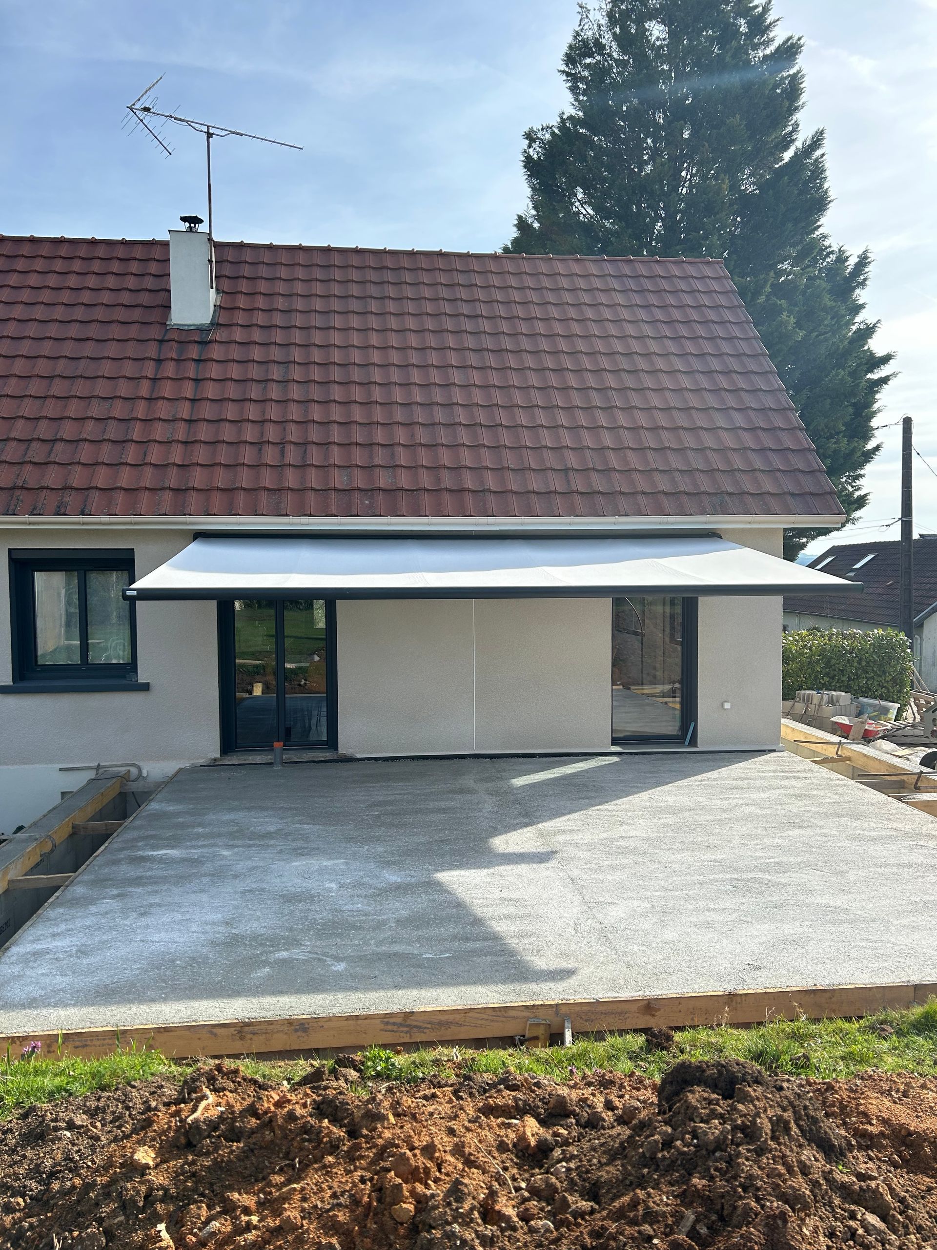 Store banne blanc ouvert