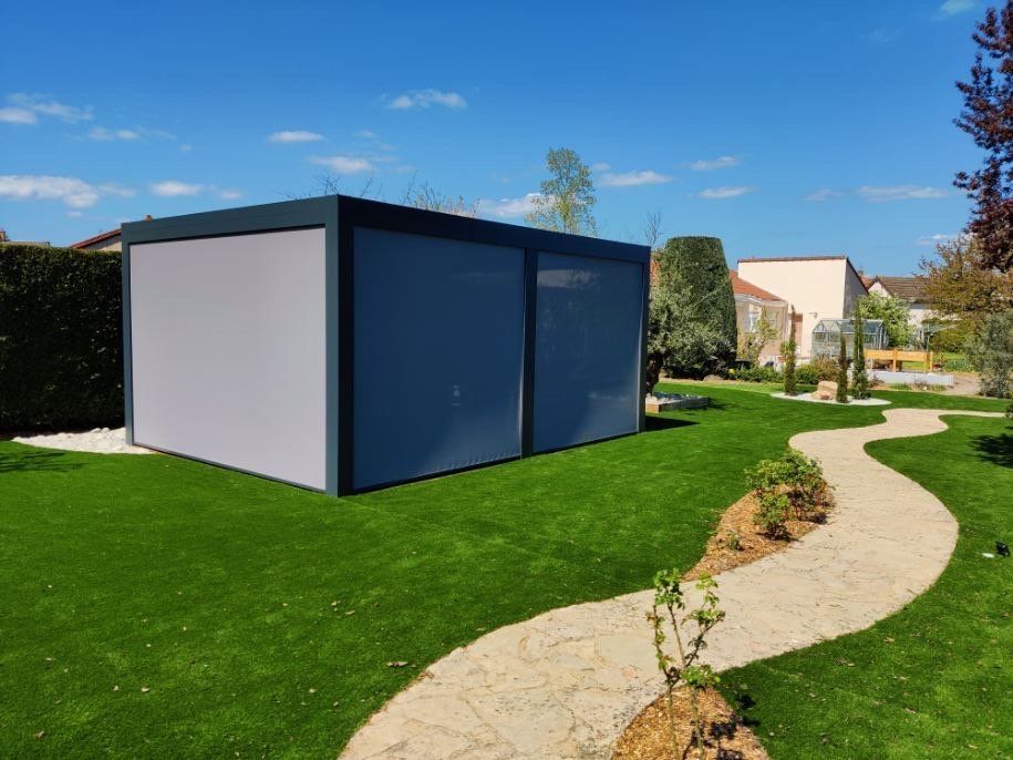 Pergola avec les côtés fermés