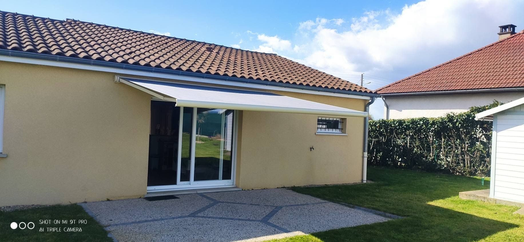 Store banne ouvert qui recouvre une terrasse