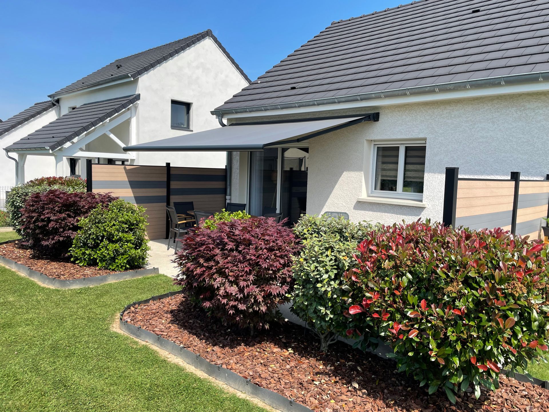Store banne ouvert qui recouvre une terrasse