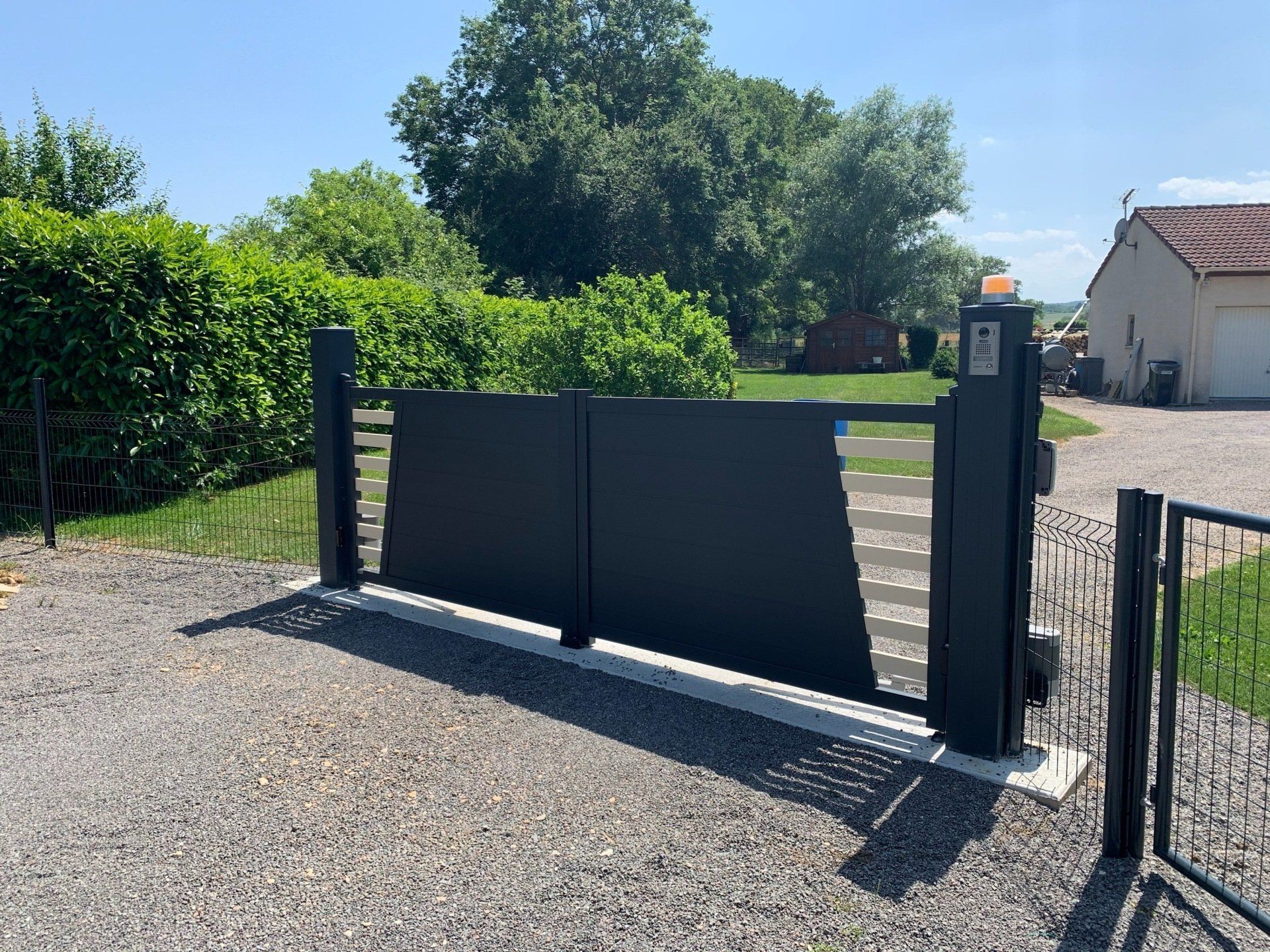 Portail en PVC et aluminium motorisé