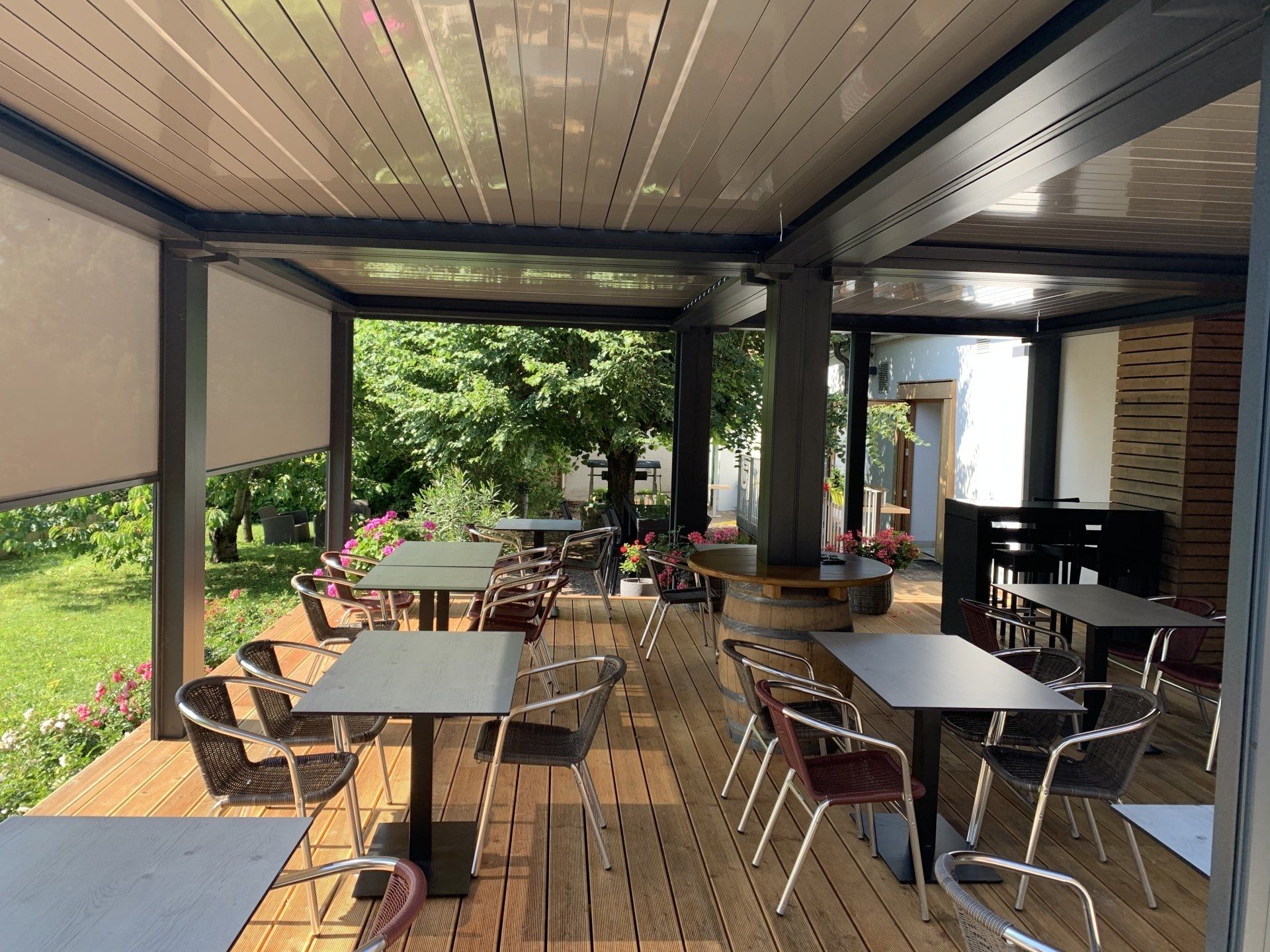 Vue sur une terrasse de restaurant couverte