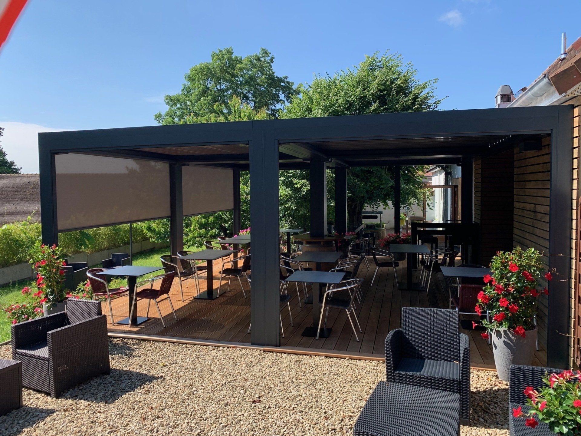 Terrasse de restaurant recouverte par une pergola