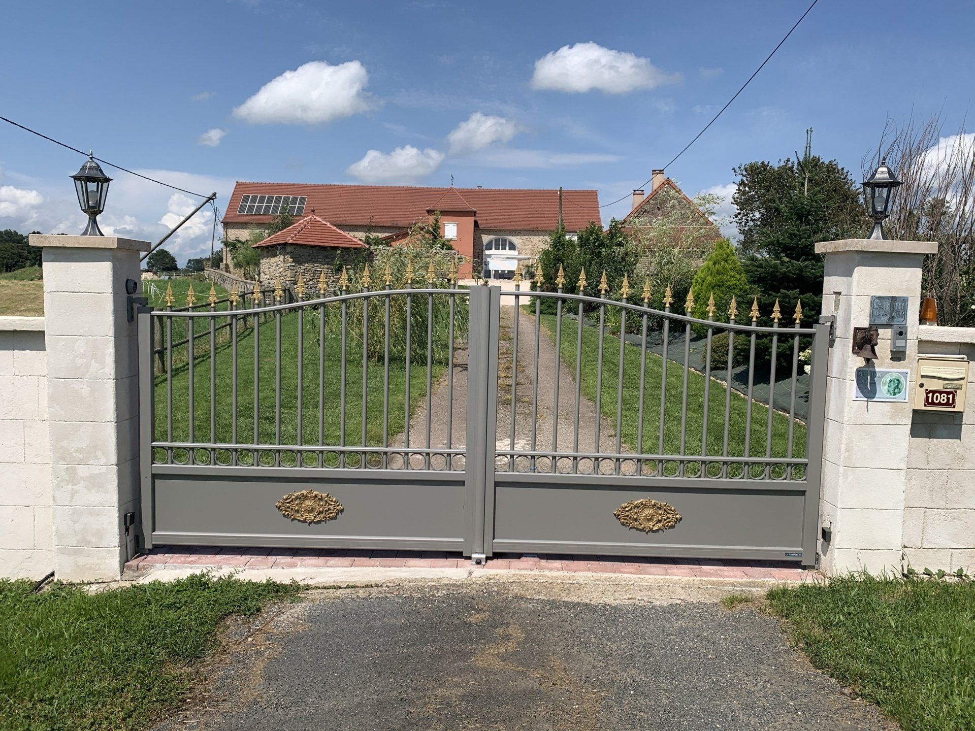 Portail en aluminium avec des ferronneries