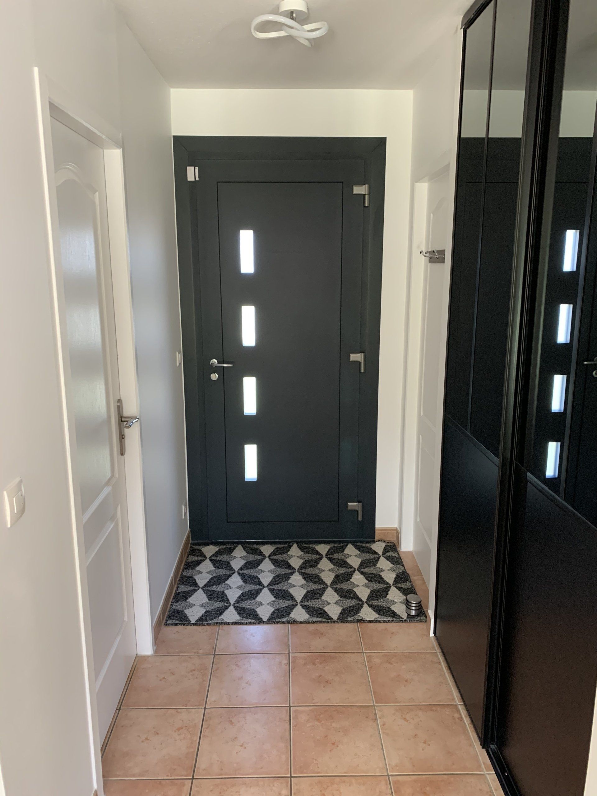 Porte d'entrée vue de l'intérieur d'une maison