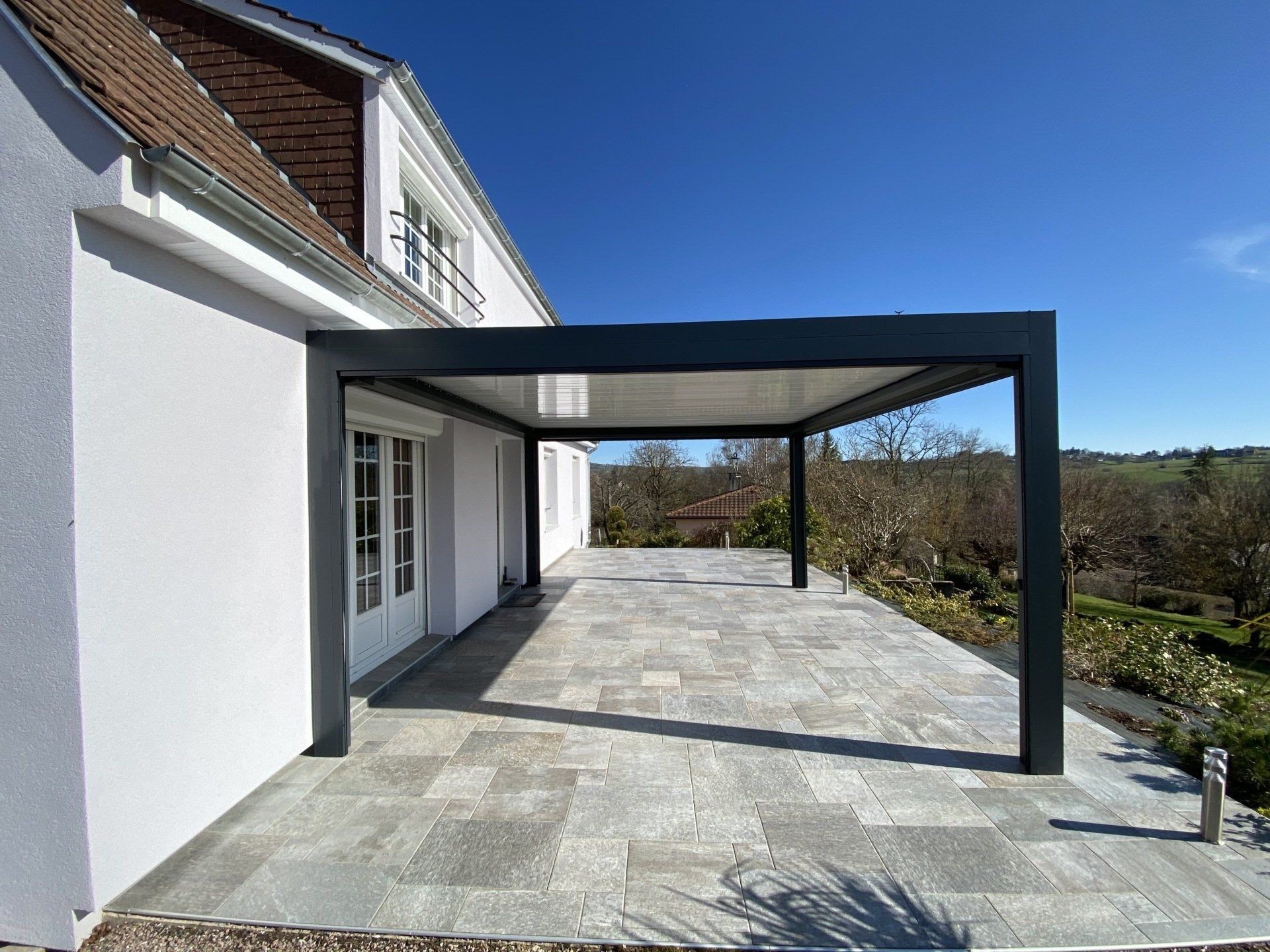 Pergola fermée sur une terrasse