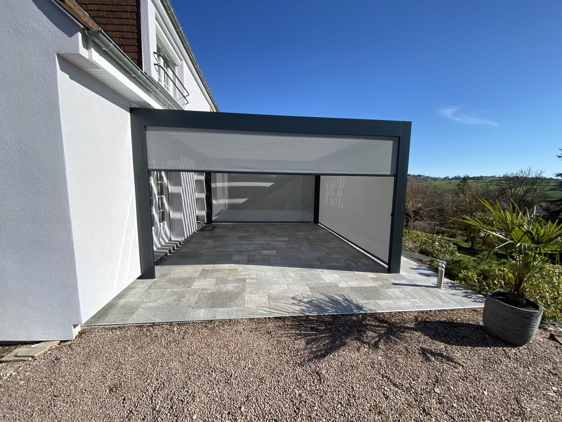 Pergola avec des stores fermés