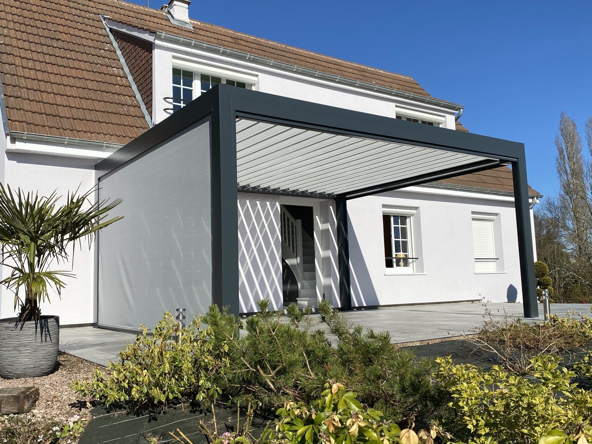 Pergola avec des panneaux ouverts