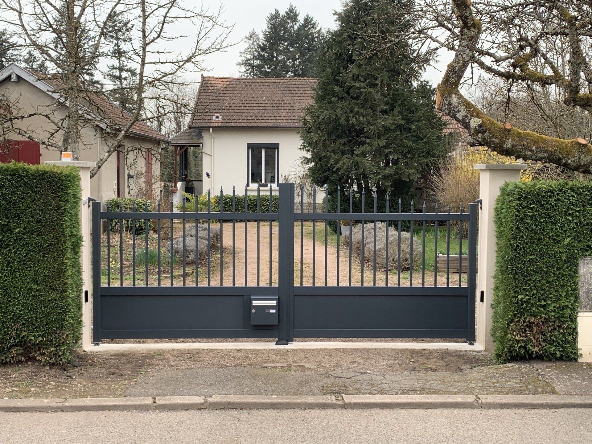 Portail gris en aluminium