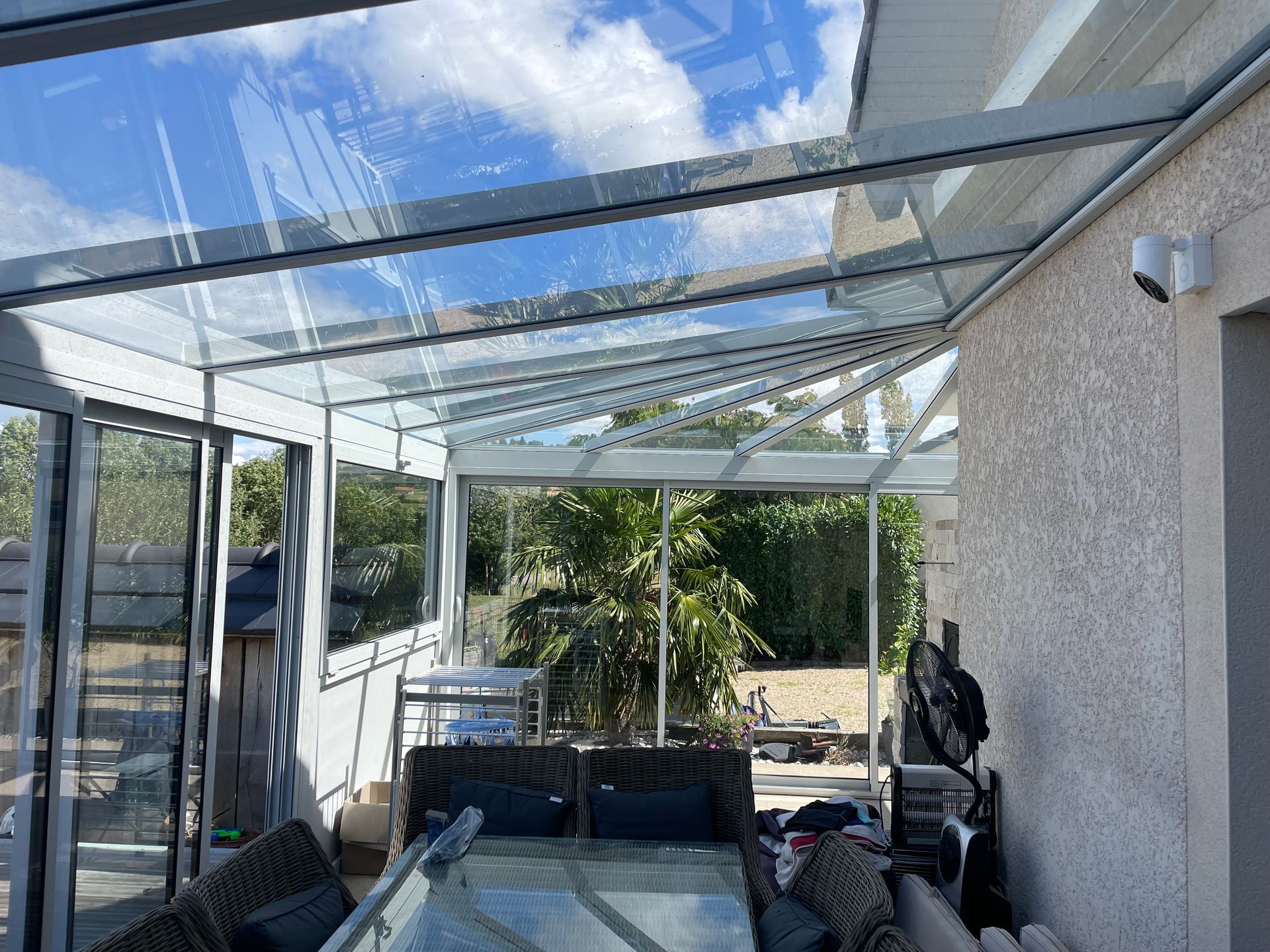 Meubles à l'intérieur d'une véranda