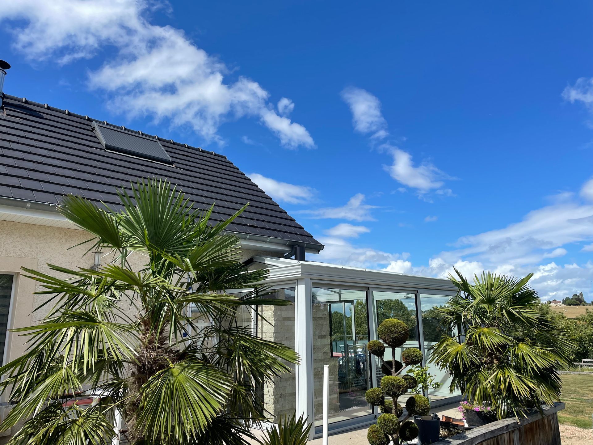 Véranda blanche de l'extérieur