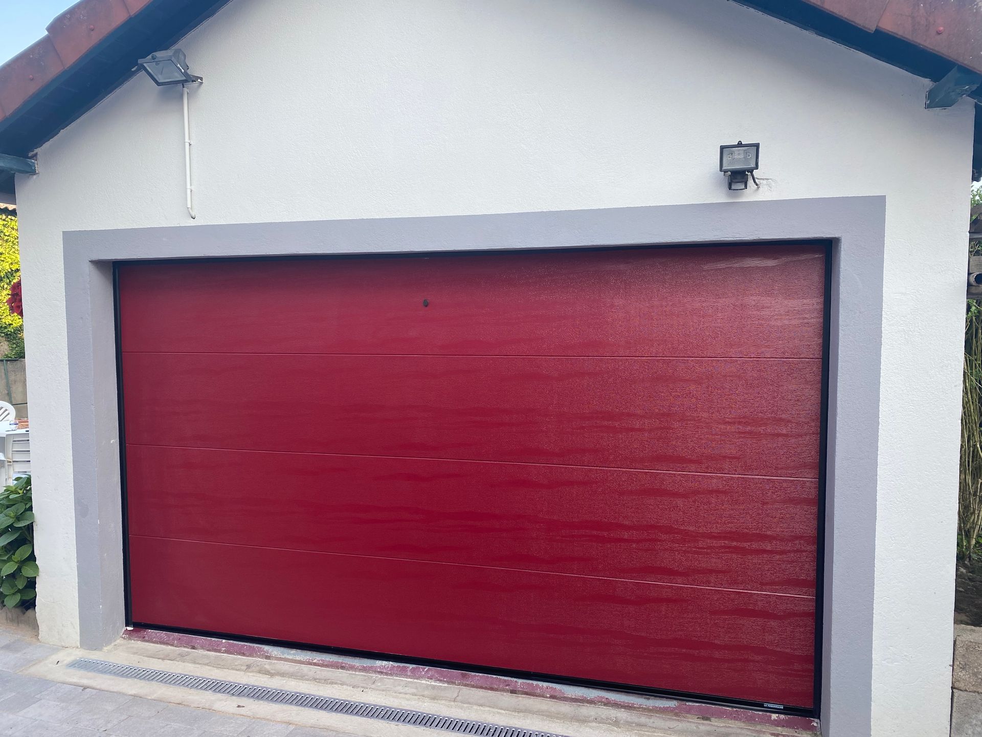 Porte de garage rouge motorisé