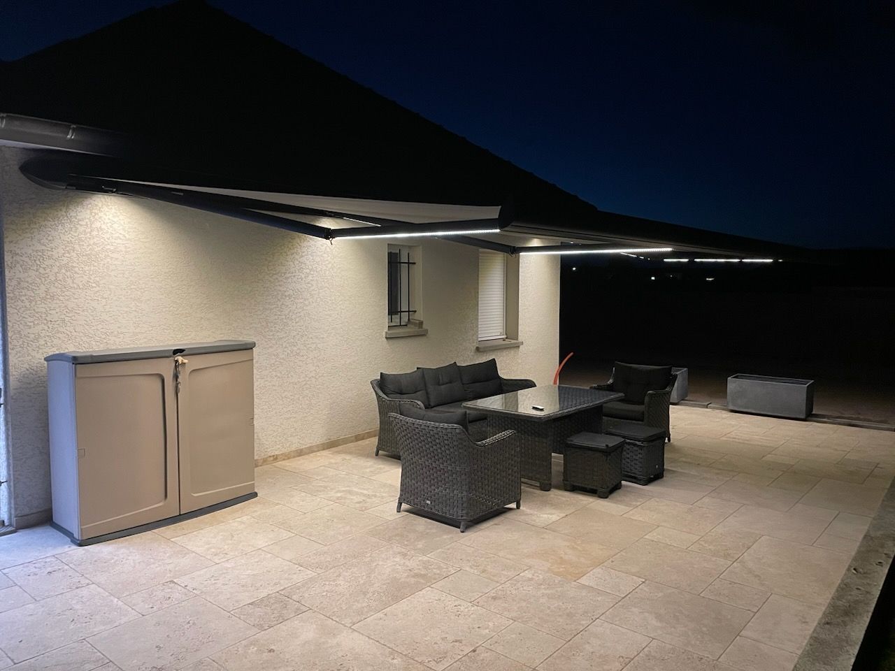 Store banne avec un éclairage LED