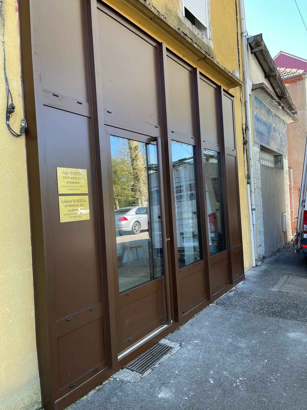 Devanture avec des panneaux marrons et des portes vitrées