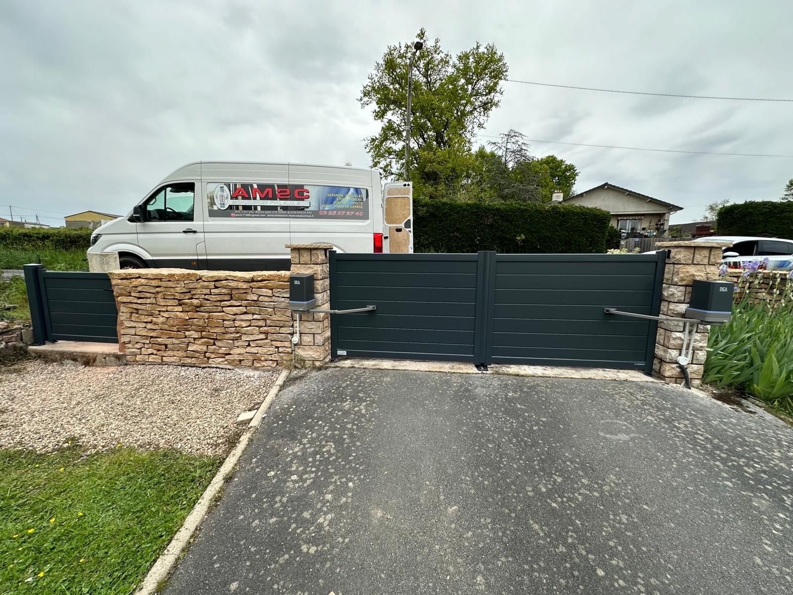 Portail gris foncé motorisé en PVC