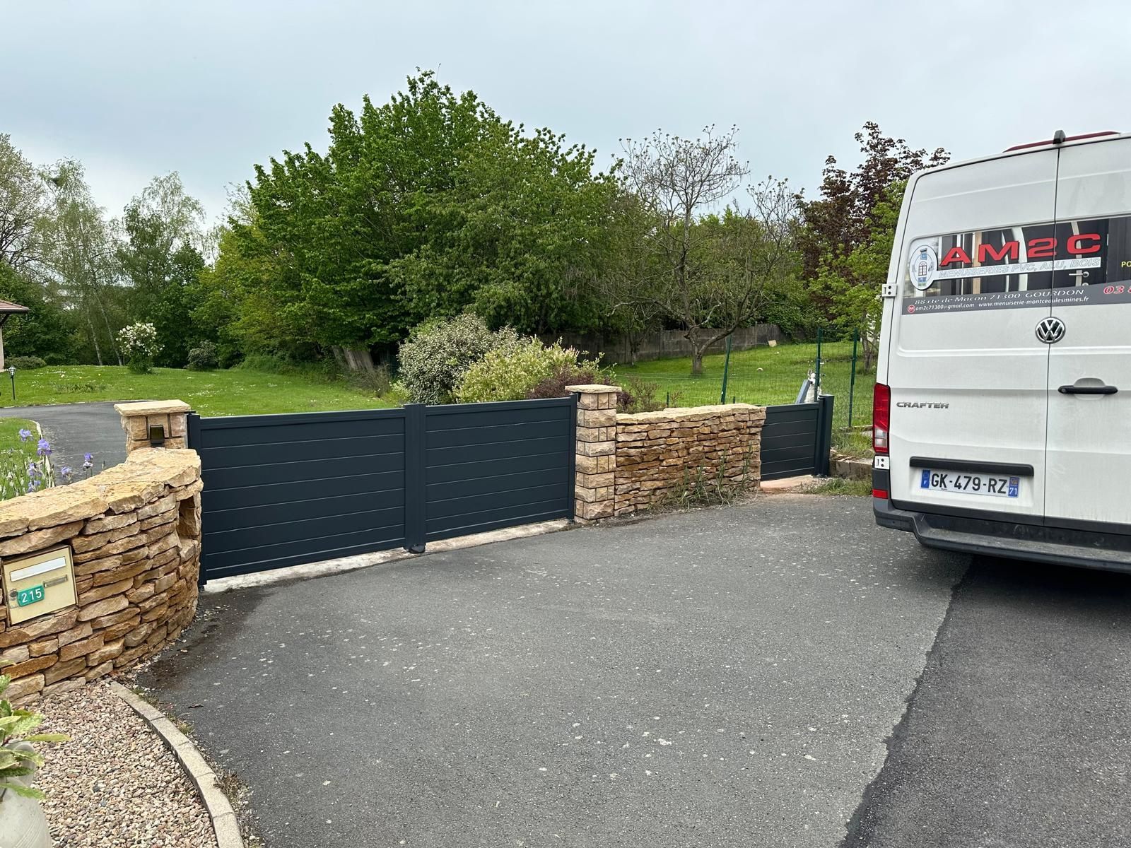 Portail et portillon gris foncé en PVC