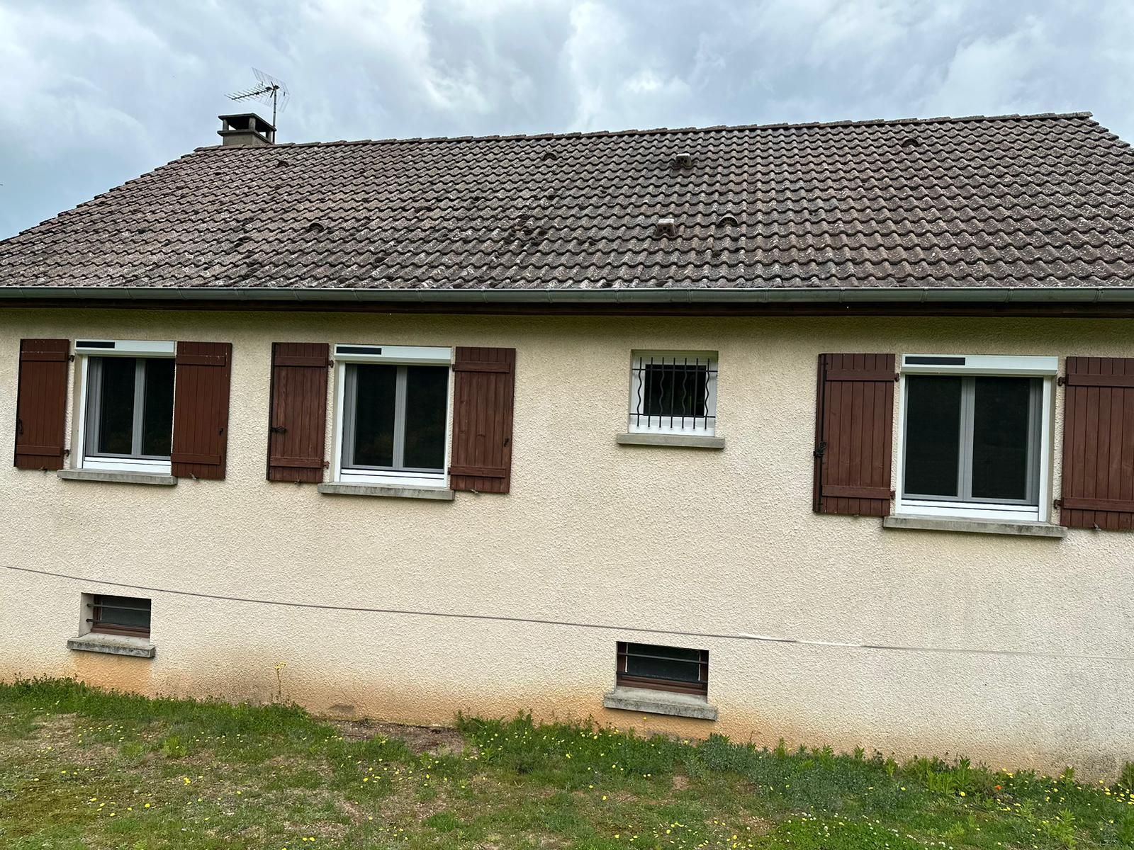 Volets à battant ouverts en bois