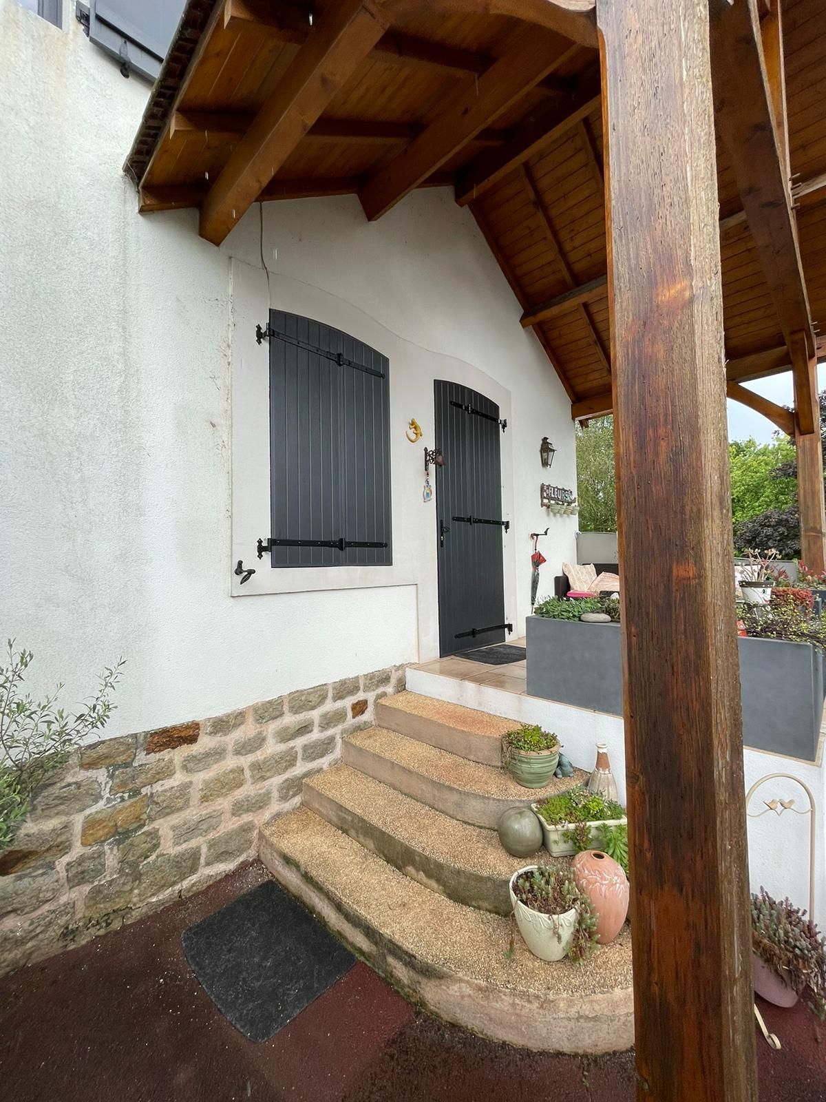 Volets fermés sur porte et fenêtre