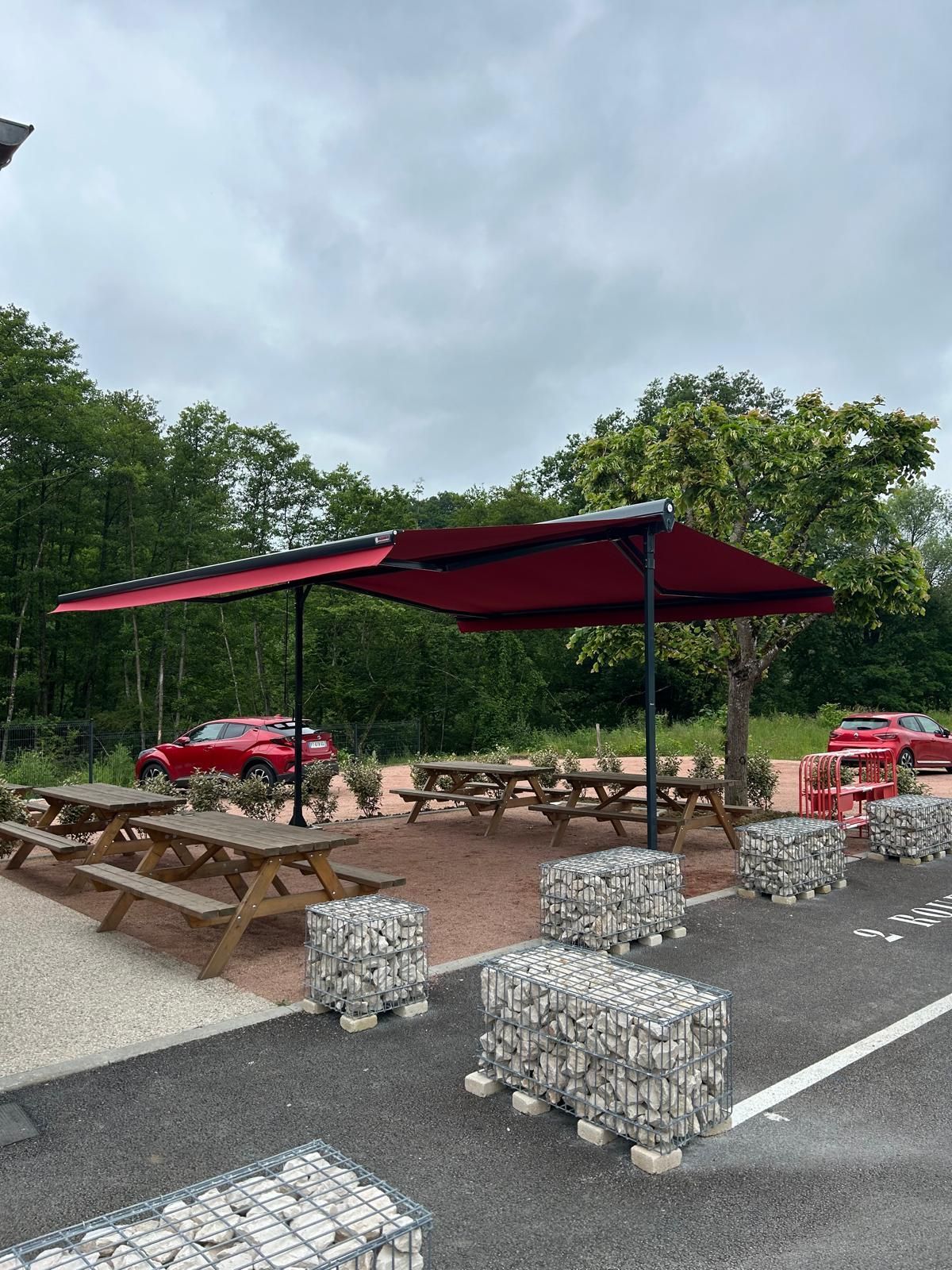 Store banne rouge qui recouvre une terrasse de restaurant