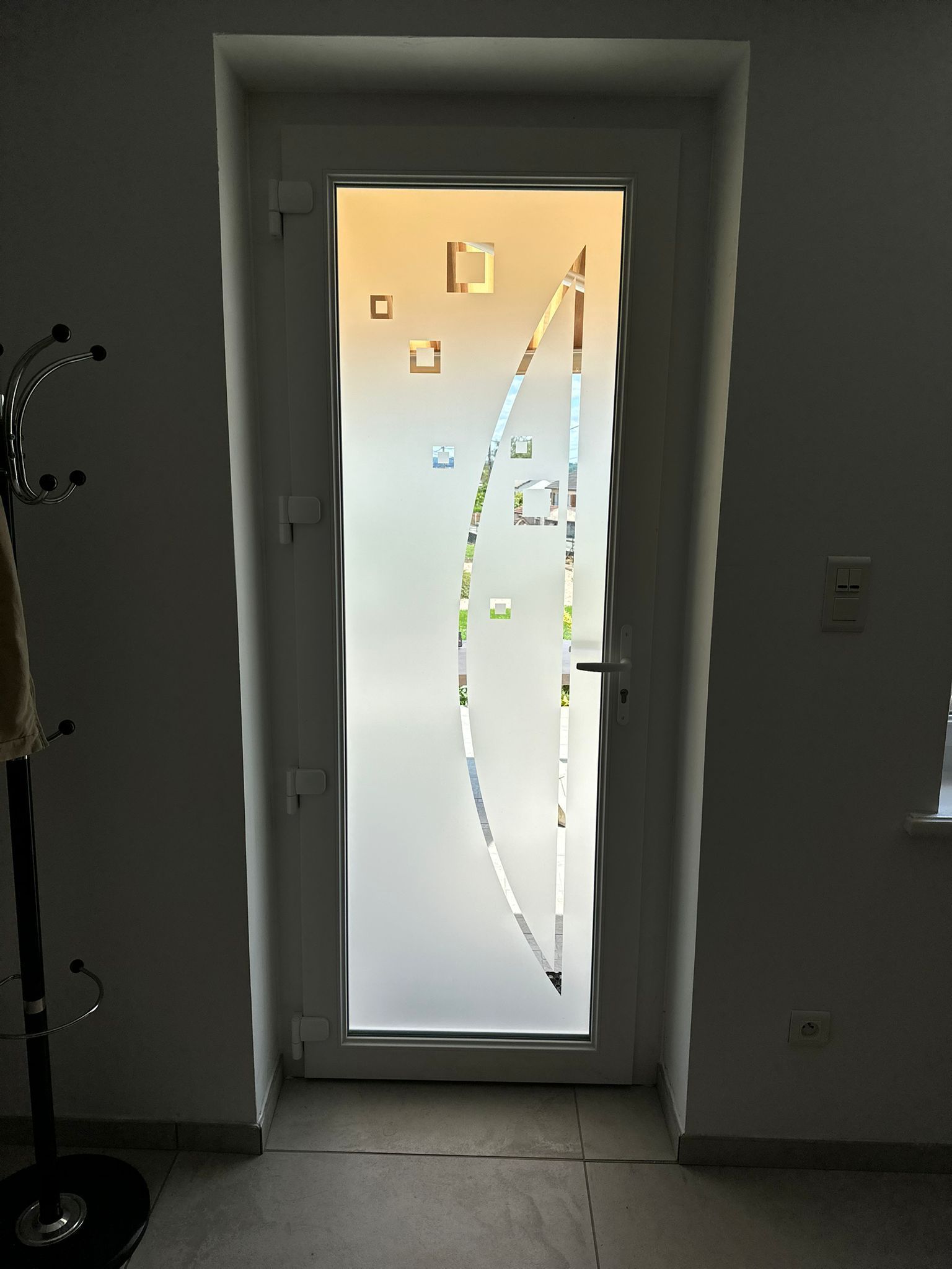 Prise de vue de l'intérieur de la porte d'entrée vitrée