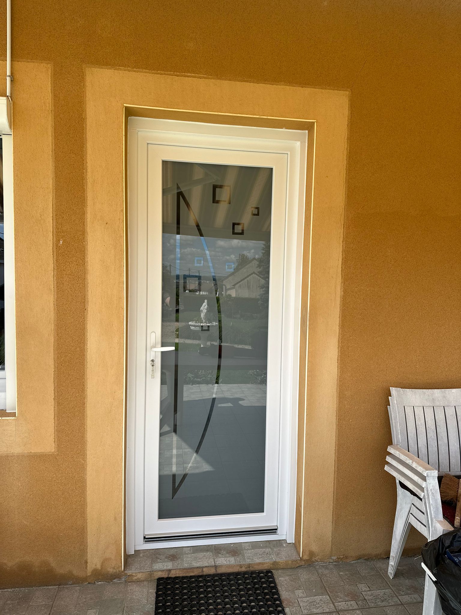 Prise de vue de l'intérieur de la porte d'entrée vitrée