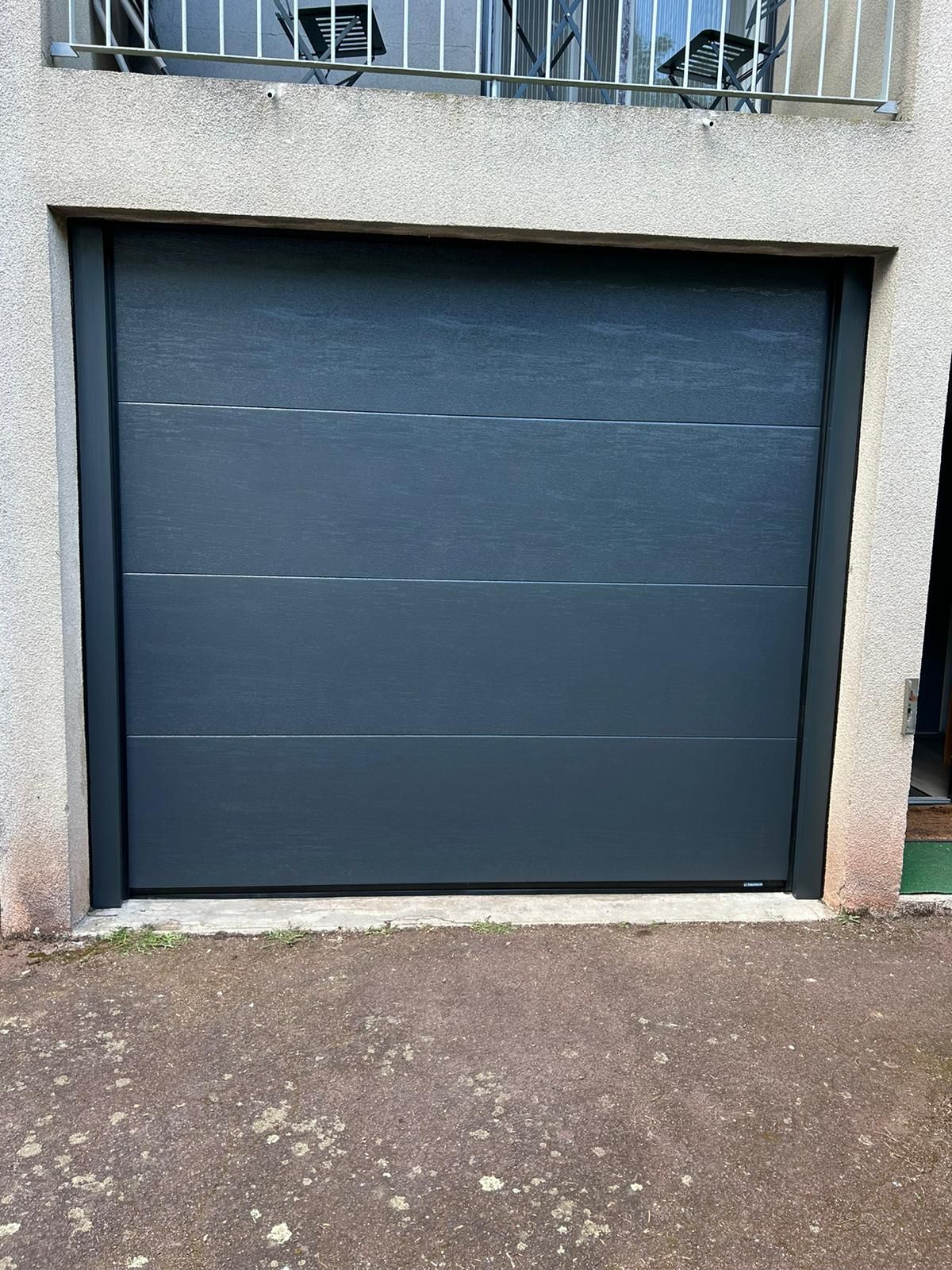 Porte de garage motorisée bleu-gris