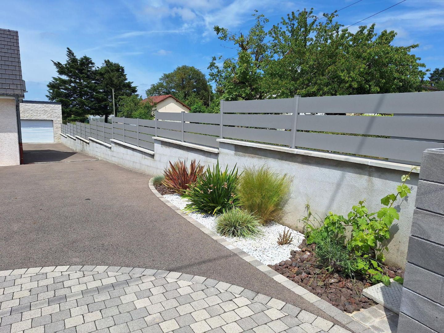 Clôture sur un muret