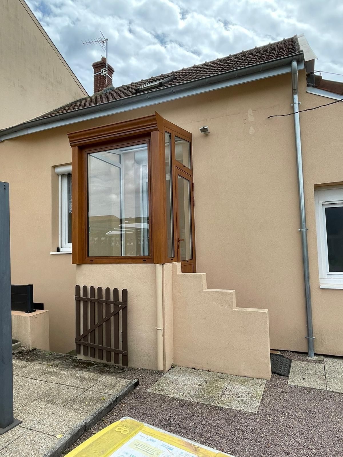 Entrée d'une maison avec des vitres