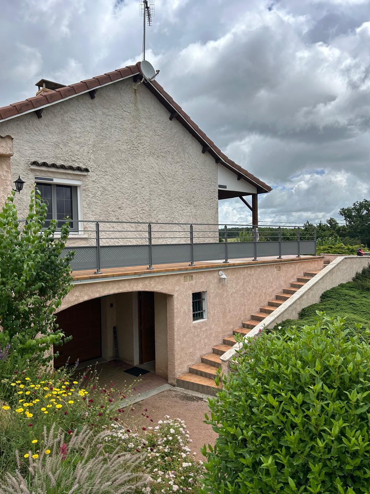 Clôture grise en aluminium