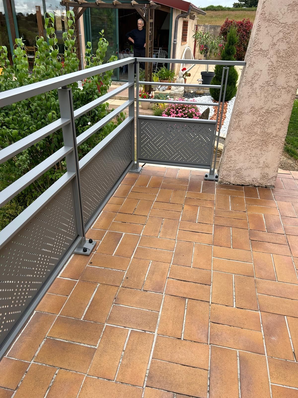 Clôture qui borde une terrasse