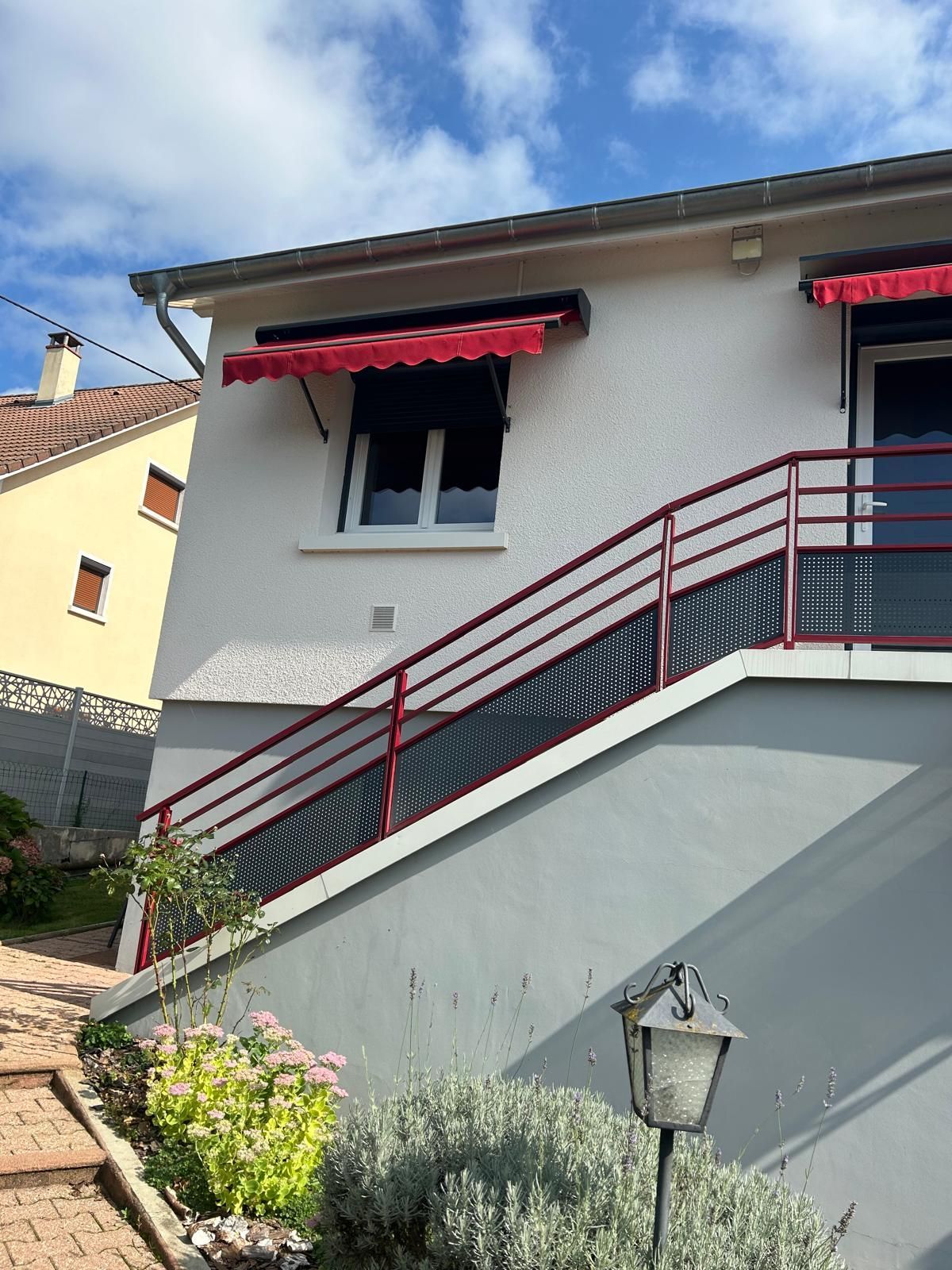 Rampe d'escalier en façade vers le deuxième étage