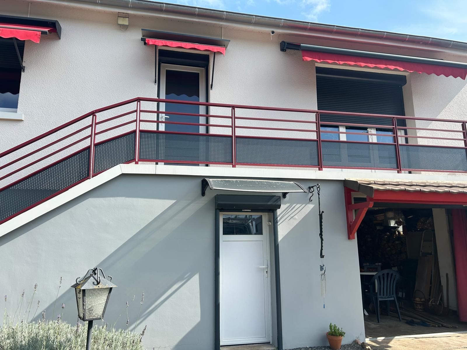 Accès extérieur avec le deuxième étage d'une maison